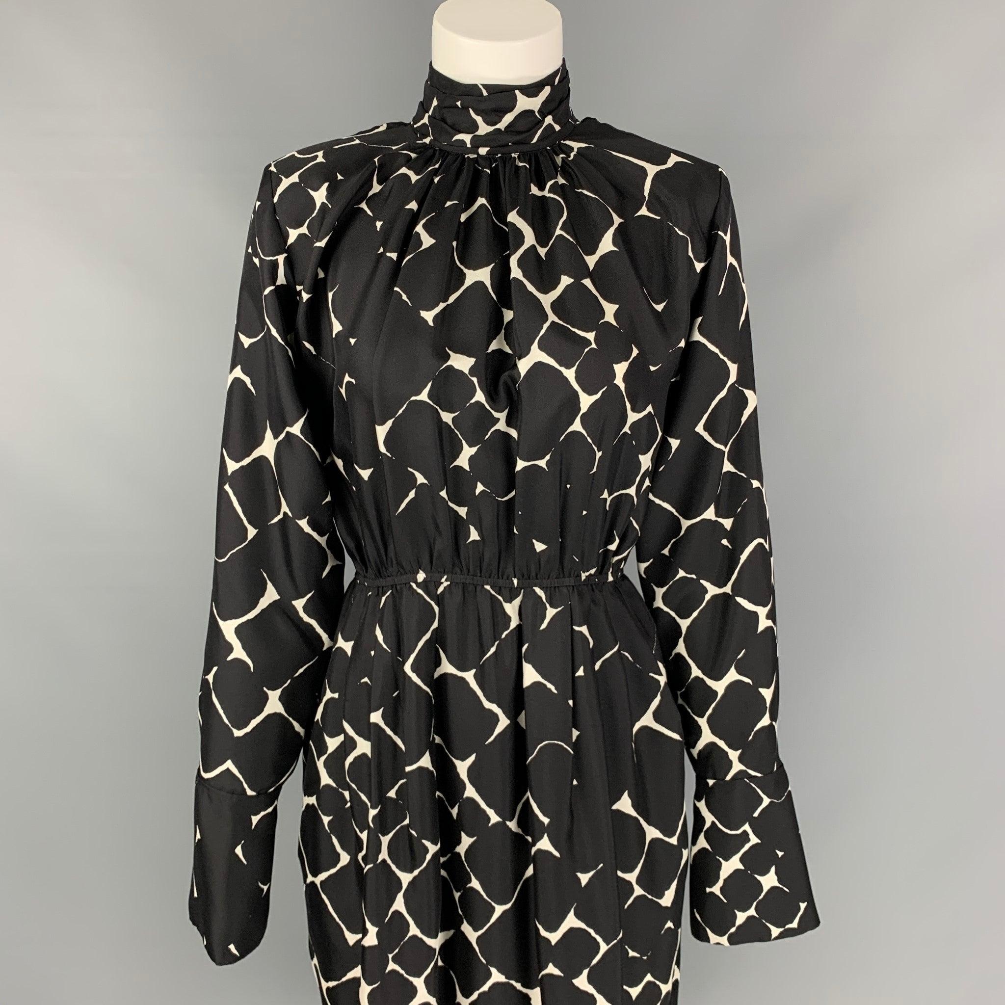 MARC JACOBS dress comes in a black & white print silk featuring a shift style, pleated, turtleneck, slit pockets, elastic waistband, and a back zip up closure.
Excellent
Pre-Owned Condition. 

Marked:   4 

Measurements: 
 
Shoulder: 15 inches 