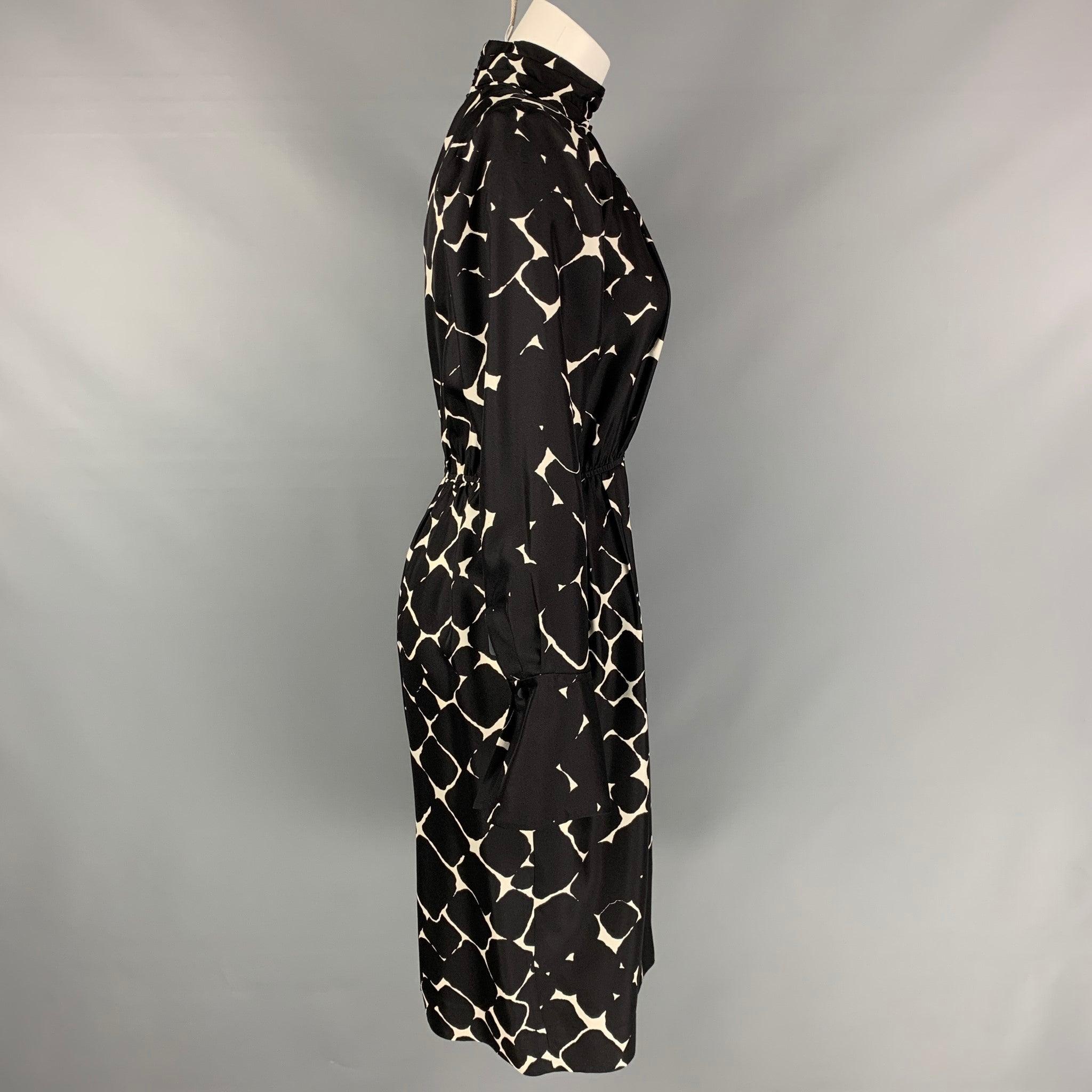 MARC JACOBS Size 4 Black & White Print Silk Shift Dress In Good Condition For Sale In San Francisco, CA