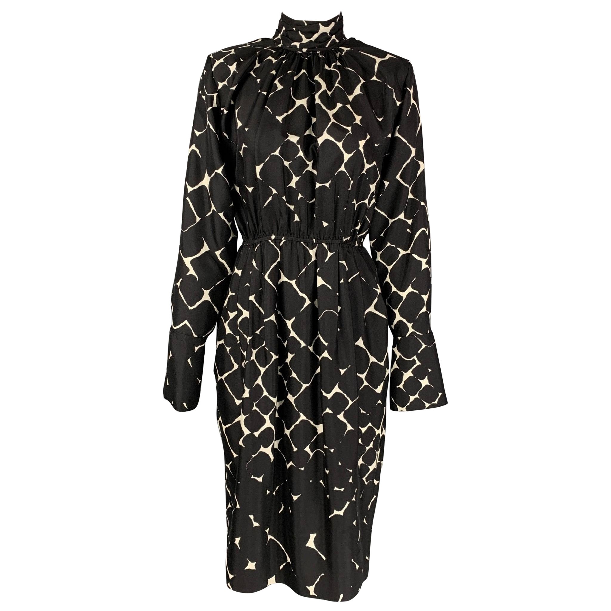 MARC JACOBS Seiden-Shiftkleid mit schwarzem und weißem Druck, Größe 4