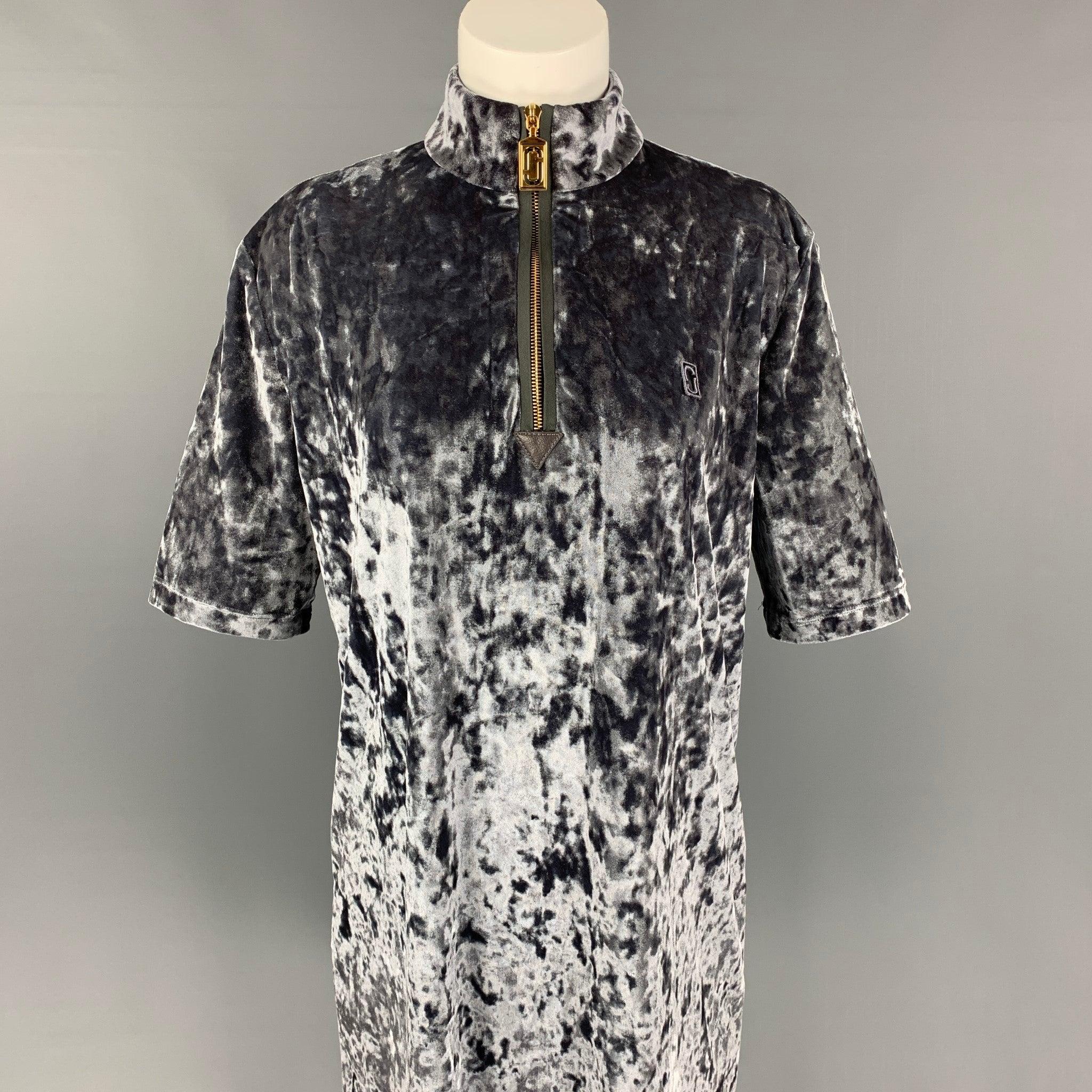 MARC JACOBS dress comes in a dark gray metallic polyester featuring a high collar, gold tone hardware, short sleeves, and a half zip closure.
Very Good
Pre-Owned Condition. 

Marked:   4 

Measurements: 
 
Shoulder: 17 inches  Bust: 38 inches 