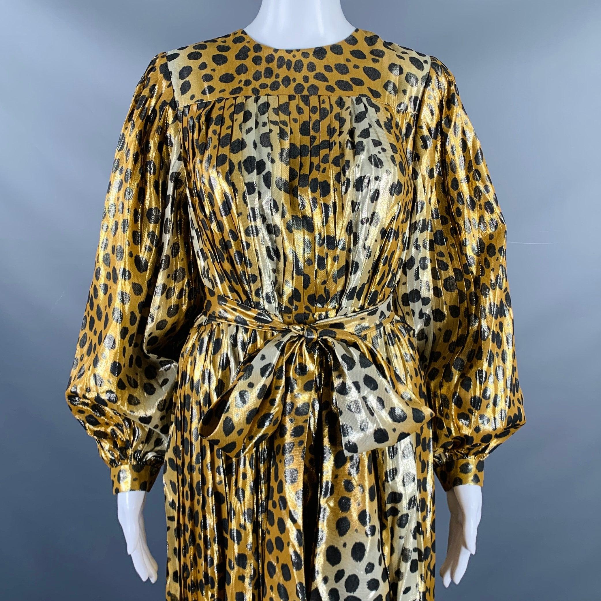 vestido MARC JACOBS RUNWAY
en un
Tejido de mezcla metálica de seda en tono dorado y negro con estampado animal, diseño plisado, mangas obispo y cierre trasero de botón y presión.Excelente estado de segunda mano. 

Marcado:   4 

Medidas: 
 
Hombros