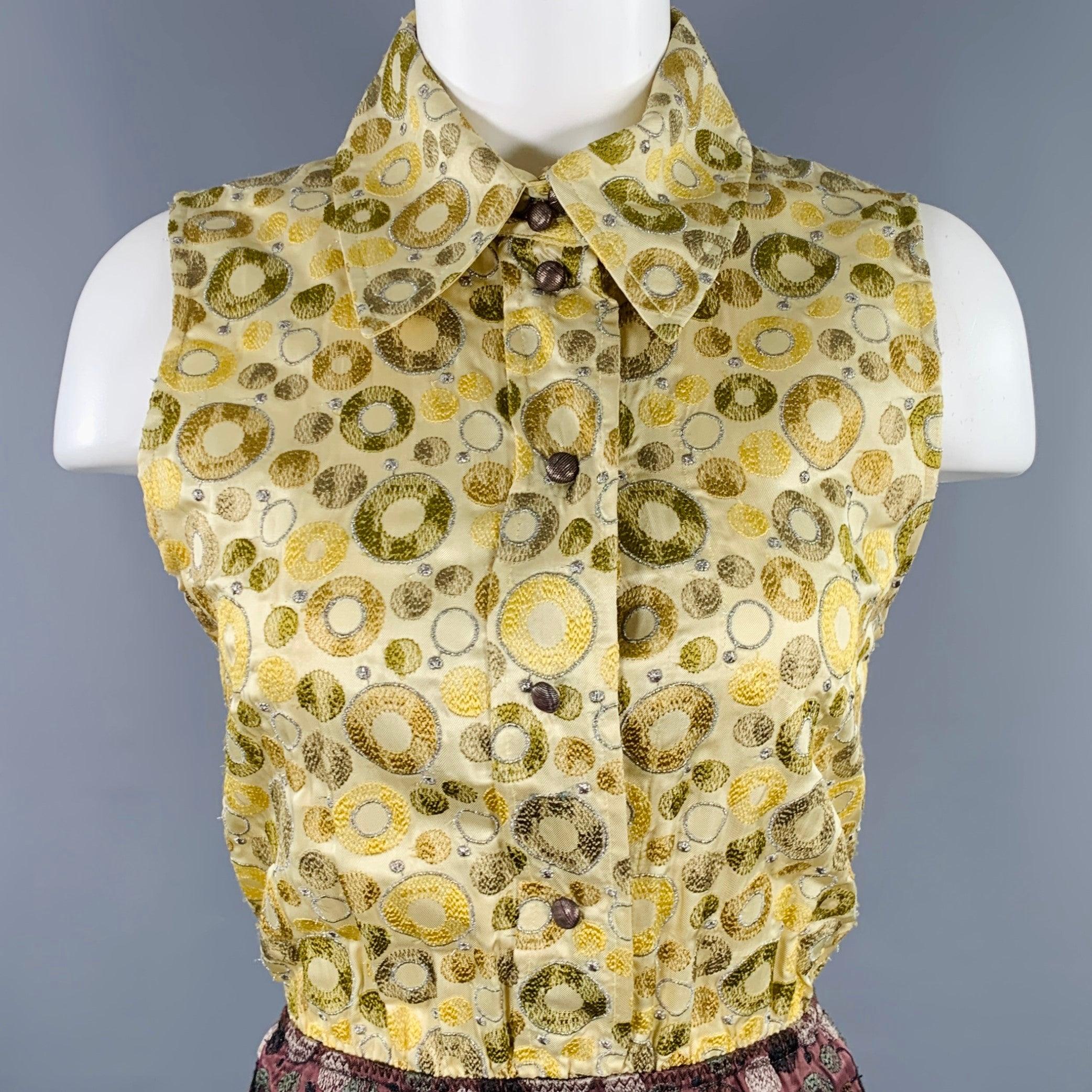 Vestido MARC JACOBS de seda rayón en bloques de color amarillo y marrón, con diseños bordados por toda la prenda, sin mangas, cuello en punta, detalle de cintura elástica y cierre delantero de botones a presión.
Muy buena
Estado usado. Las mangas se