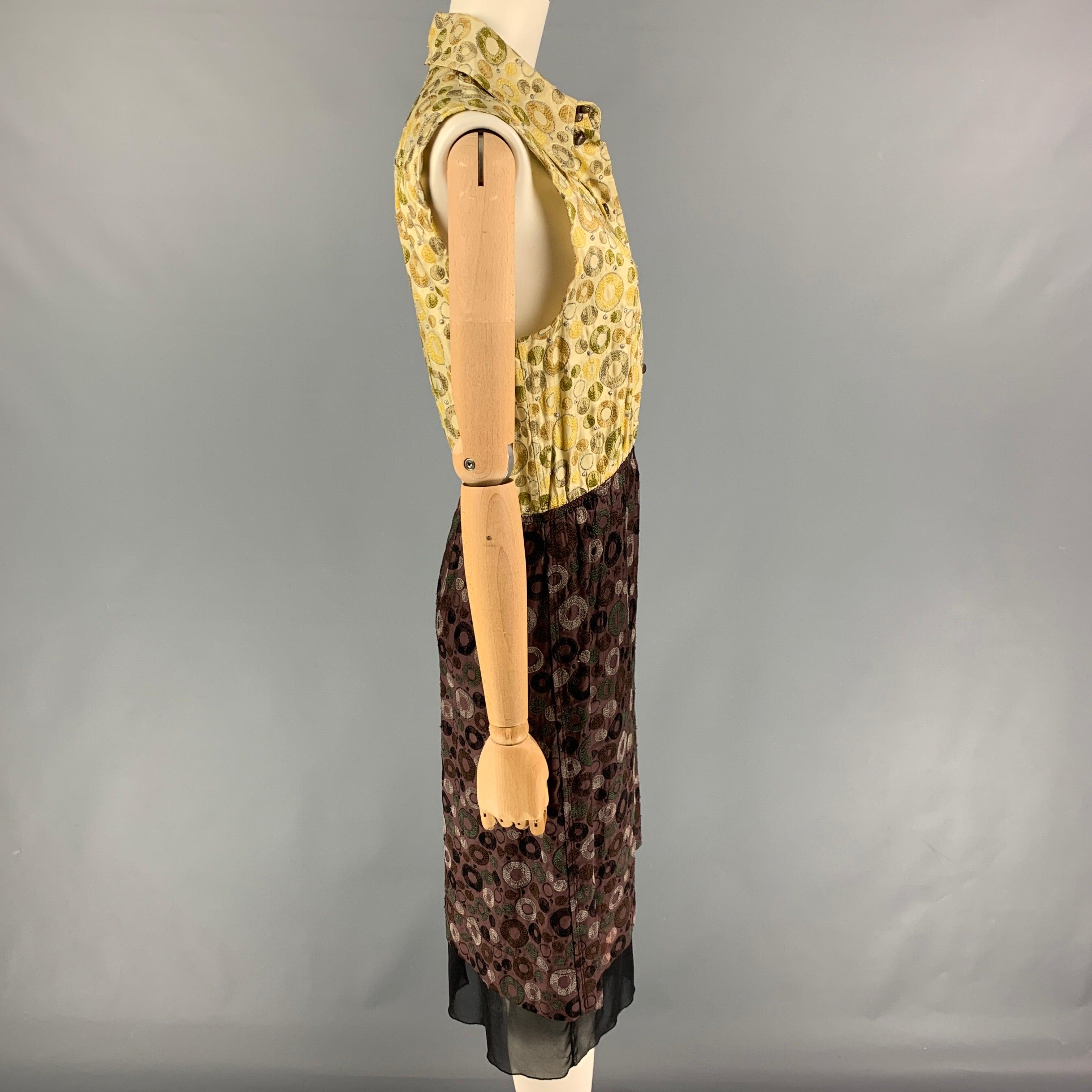 MARC JACOBS dress comes in a yellow & brown color block rayon / silk featuring embroidered designs throughout, sleeveless, pointed collar, elastic waist detail, and a front snap button closure.
Very Good
Pre-Owned Condition. Sleeves have been