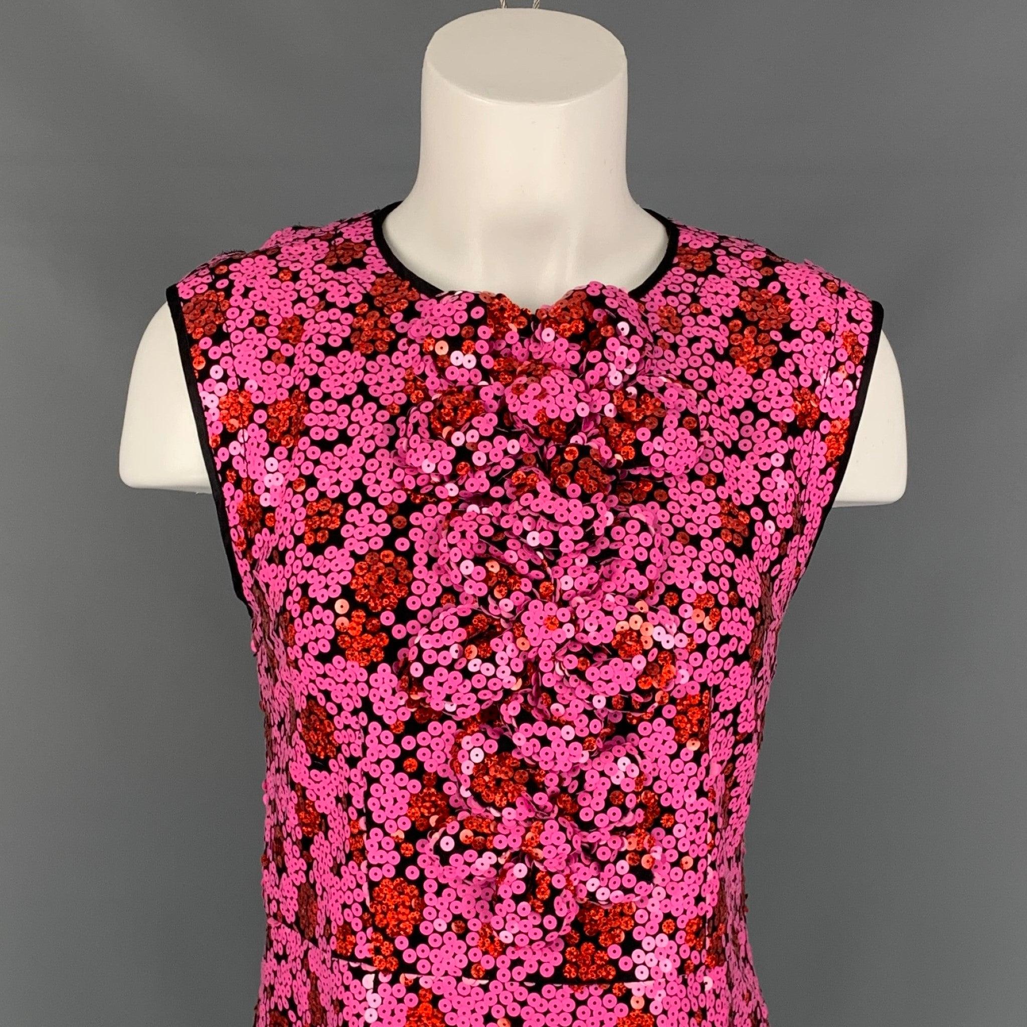 MARC JACOBS dress top comes in a pink & black sequined polyester blend featuring a floral design, sleeveless, and a back zip up closure. Made in USA.
Very Good
Pre-Owned Condition. 

Marked:   6 

Measurements: 
 
Shoulder: 16 inches  Bust: 36