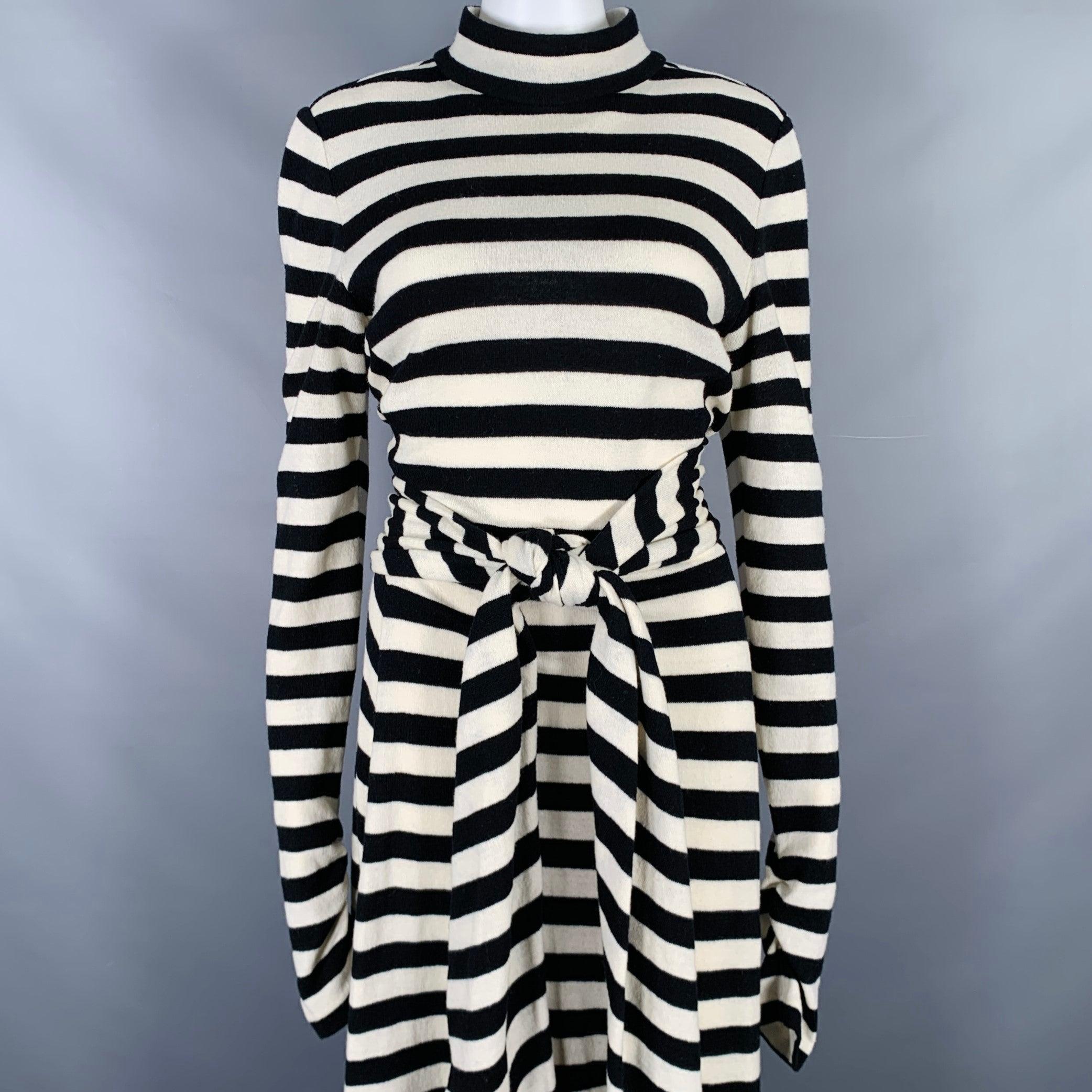 vestido MARC JACOBS RUNWAY
en un
Tejido de punto de mezcla de lana y nailon en blanco y negro con estampado de rayas horizontales, mangas extralargas y cierre de cremallera invisible en la espalda. Hecho en EE.UU. Muy buen estado usado. Pequeños