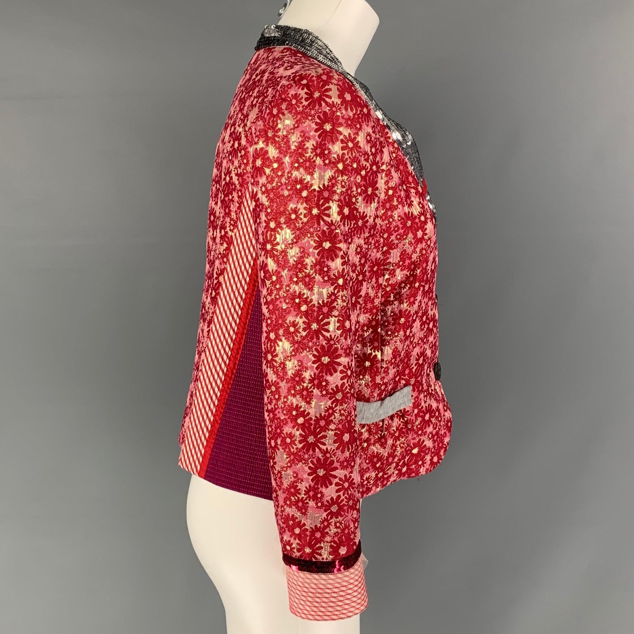 Il blazer di MARC JACOBS è in jacquard misto acetato floreale color lampone e argento con dettagli in paillettes, due tasche frontali e impunture a contrasto. Made in USA. Eccellente condizione di usato.  

Contrassegnato:   6 

Misure: 
 
Spalla: