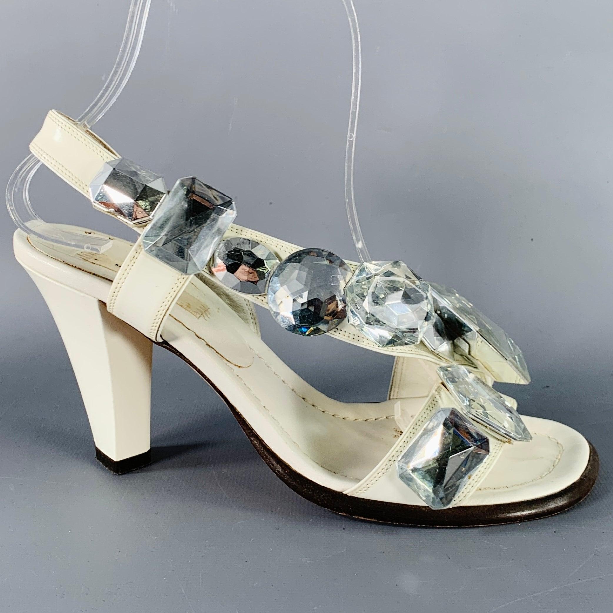 Sandalias vintage MARC JACOBS
en un
correa blanca con un gran diseño de piedras en tono plateado, estilo de tiras y cierre deslizante. Made in Italy. Muy buen estado de conservación. Pequeños signos de desgaste. 

Marcado:   37.5 

Medidas: 
 