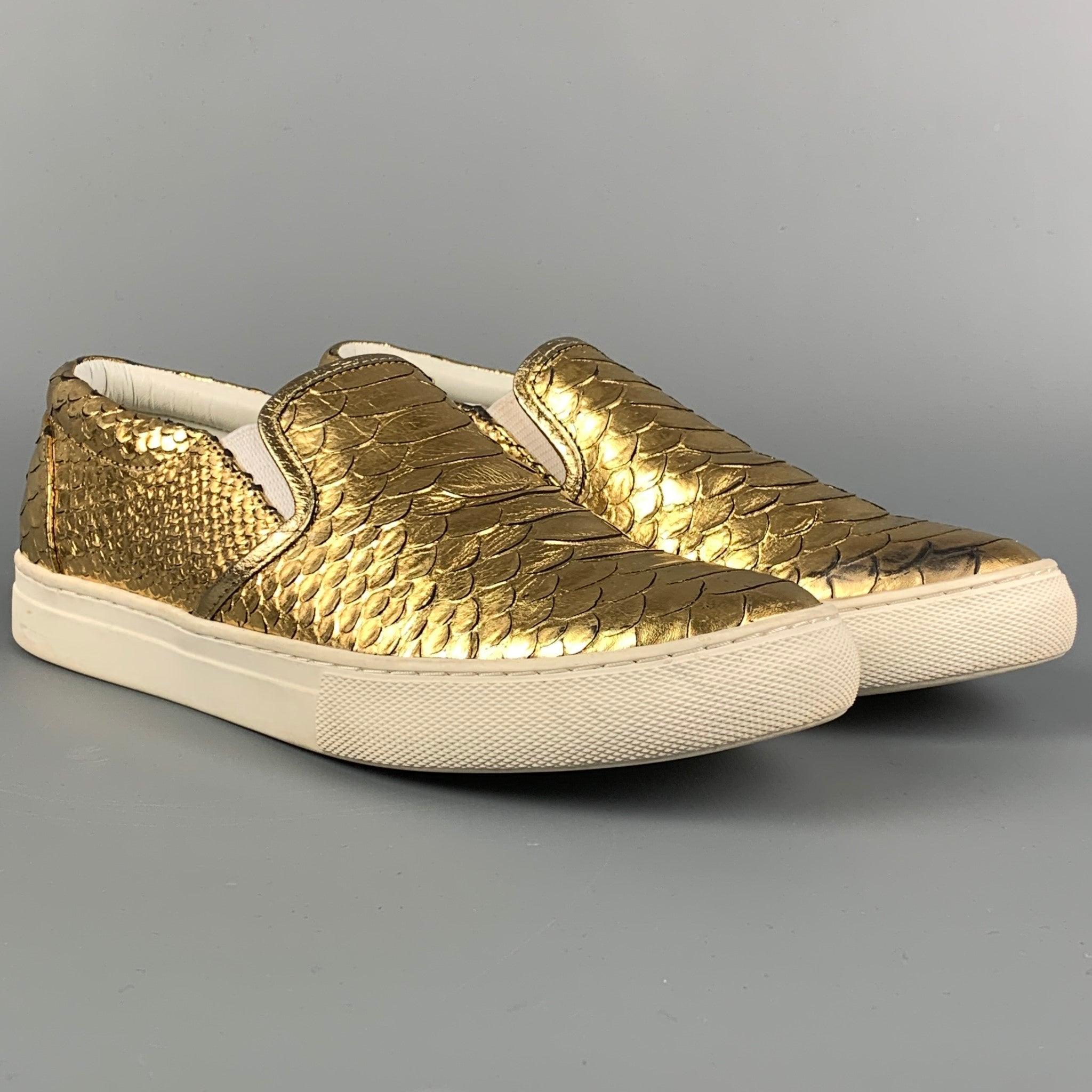 MARC JACOBS sneakers comes in a gold textured leather featuring a slip on style and a rubber sole.
Good
Pre-Owned Condition. 

Marked:   37Outsole: 10.25 inches  x 3.5 inches 
  
  
 
Reference: 113974
Category: Sneakers
More Details
    
Brand: 
