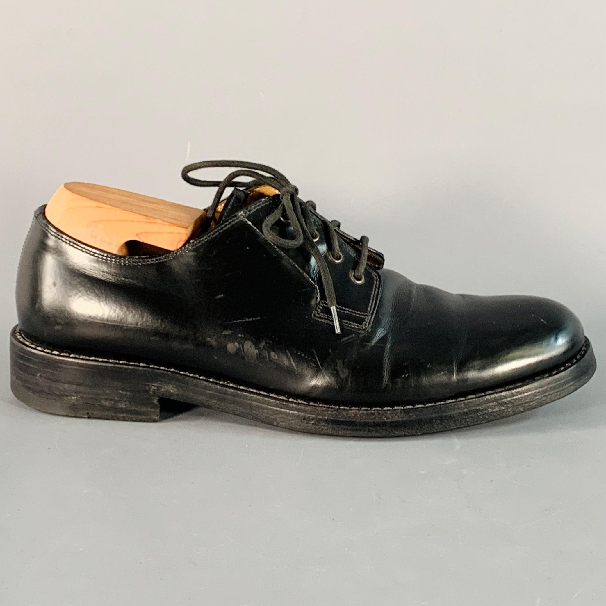 Scarpe derby di Marc Jacobs
in pelle nera con placca in metallo dorato sulla linguetta, suola in cuoio e chiusura con lacci. Le scarpette non sono incluse.Buone condizioni d'uso. Moderata sgualcitura e segni, così com'è. 

Contrassegnato:   7