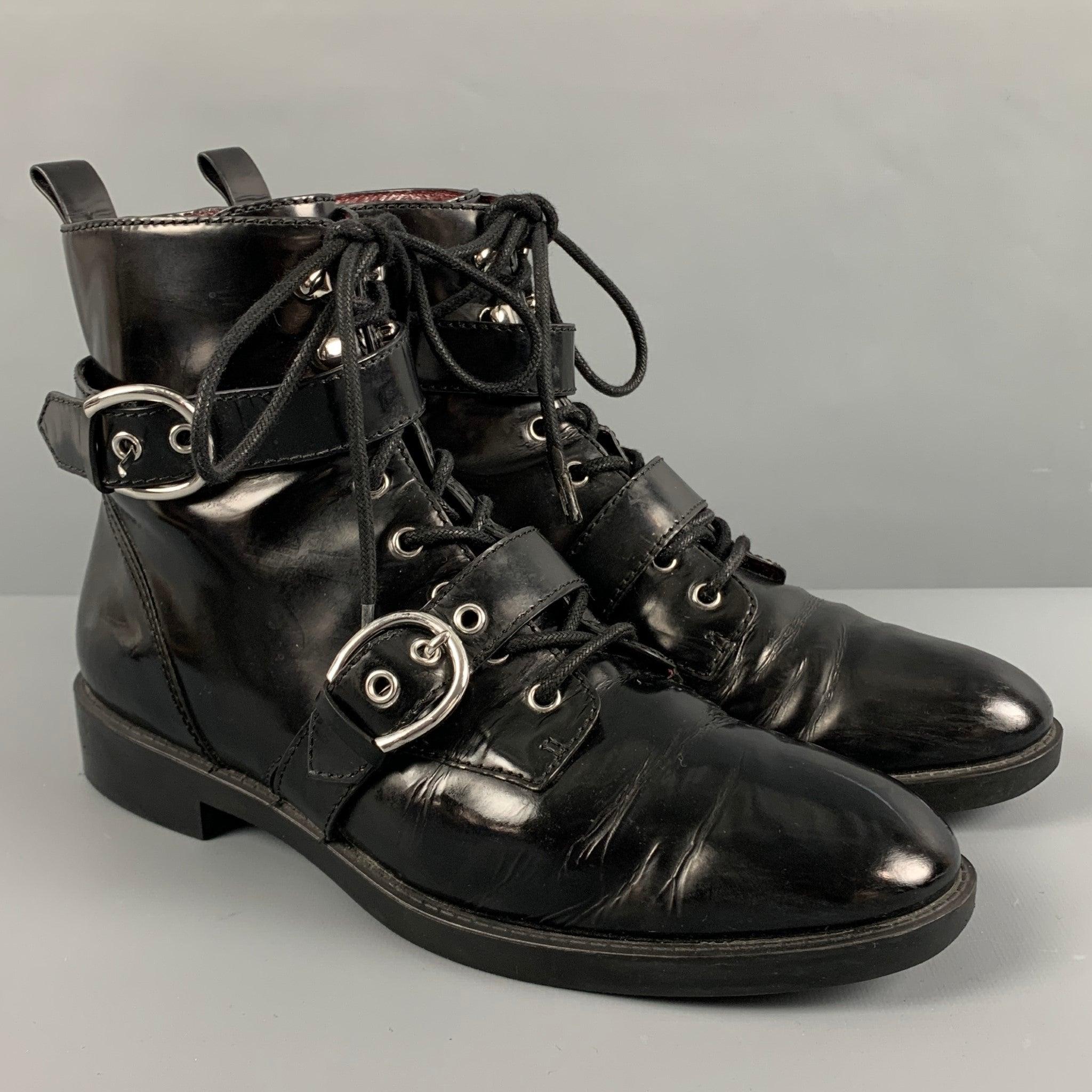 MARC JACOBS boots
in a black patent leather featuring a rubber sole, silver tone double buckles, and a side zipper closure.Very Good Pre-Owned Condition. Moderate signs of wear. 

Marked:   39 

Measurements: 
  Length: 10.5 inches Width: 3.5 inches