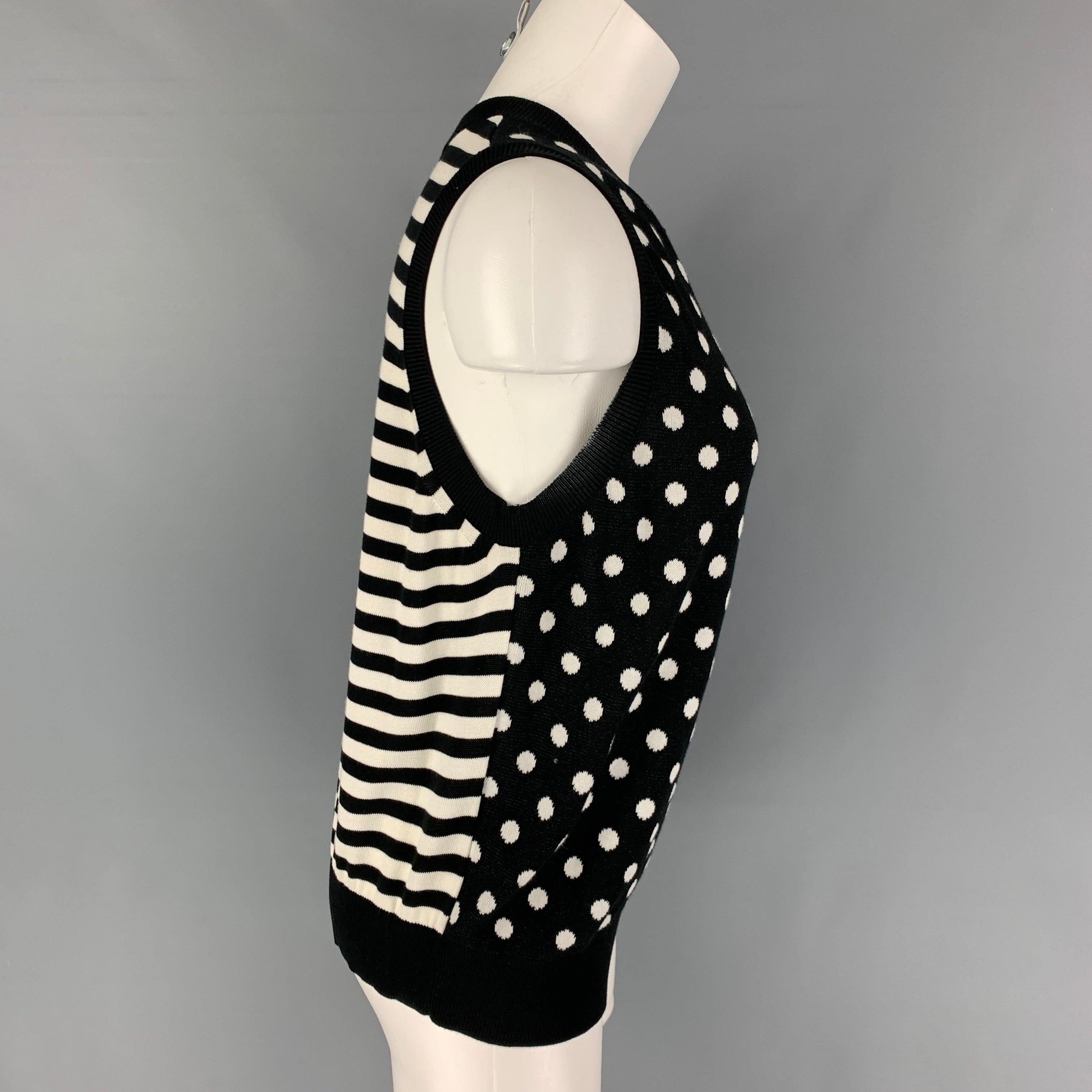 MARC JACOBS vest comes in a black & white mixed print cotton blend featuring a ribbed hem.
Very Good
Pre-Owned Condition. 

Marked:   L/G 

Measurements: 
 
Shoulder: 13.5 inches  Bust: 36 inches  Length: 22.5 inches 
  
  
 
Reference:
