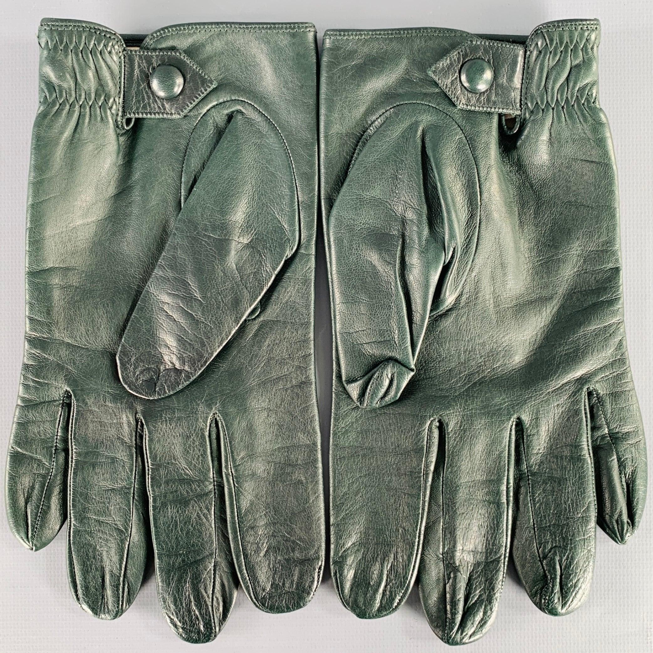 Guanti Marc Jacobs
in pelle verde bosco con bottoni a pressione singoli al polso e fodera in seta.Ottime condizioni di prevendita. Lievi segni di usura. 

Contrassegnato:   M 

Misure: 
  Larghezza: 4 pollici Lunghezza: 8,5 pollici 
  
  
