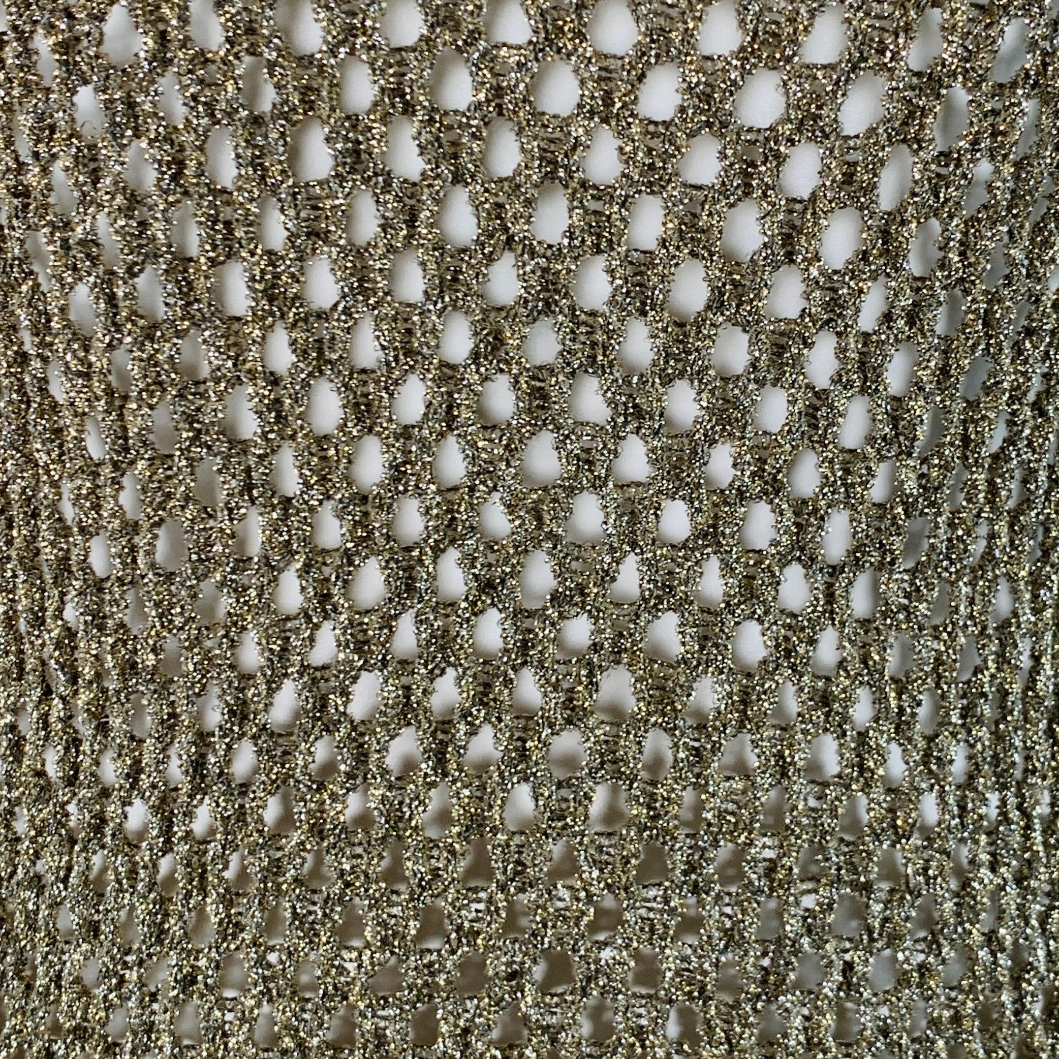 Pull MARC JACOBS RUNWAY
en tricot de nylon aux tons métalliques dorés, avec un motif en résille, des manches longues et un col ras du cou. Fabriqué en Italie. Excellent état. 

Marqué :   S 

Mesures : 
 
Épaule : 17 pouces Poitrine : 36 - 42 pouces