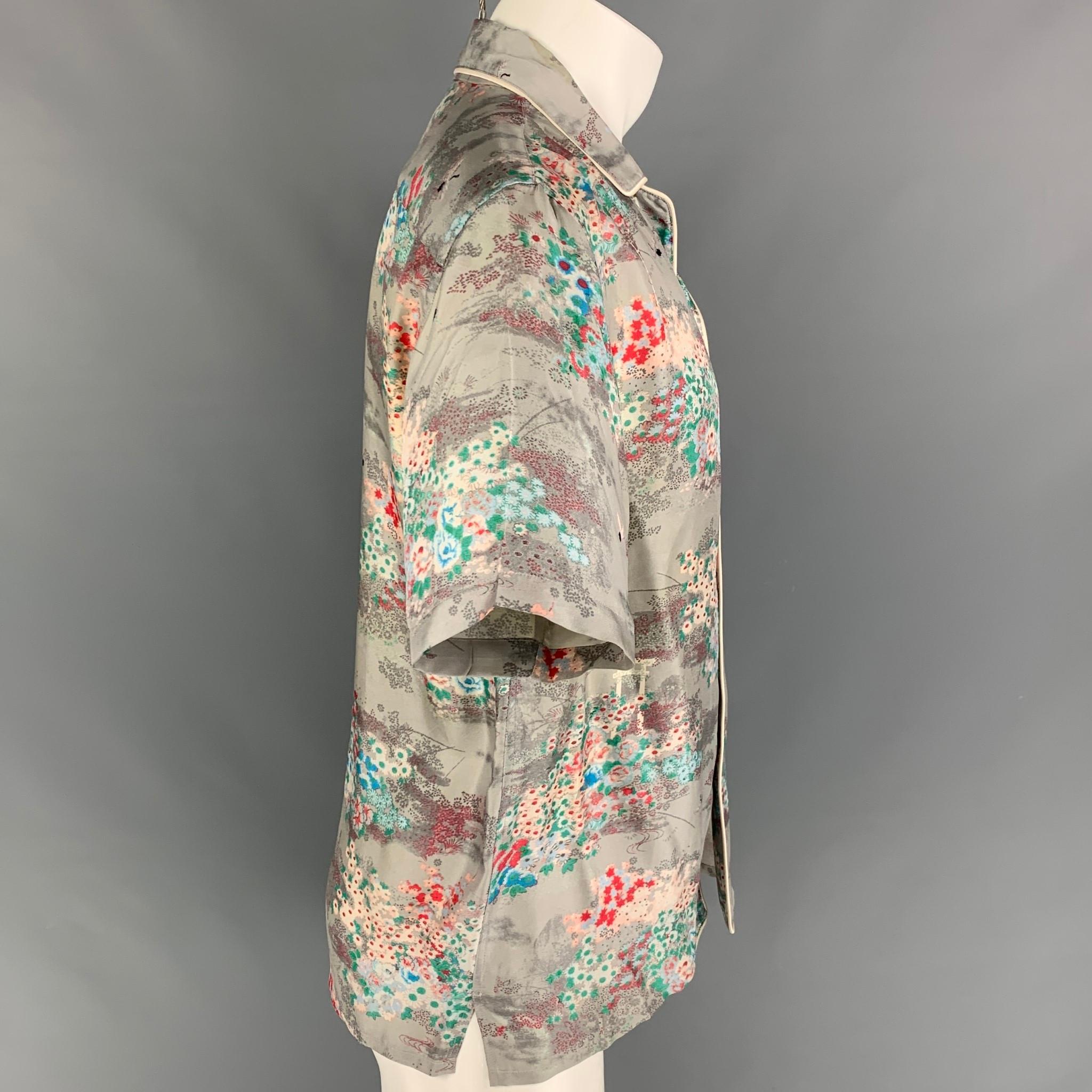 MARC JACOBS short sleeve shirt comes in a multi-color floral silk featuring a camp collar, front pocket, and a buttoned closure. Made in Italy. 

Good Pre-Owned Condition. Minor discoloration at front & neckline.
Marked: 48

Measurements:

Shoulder: