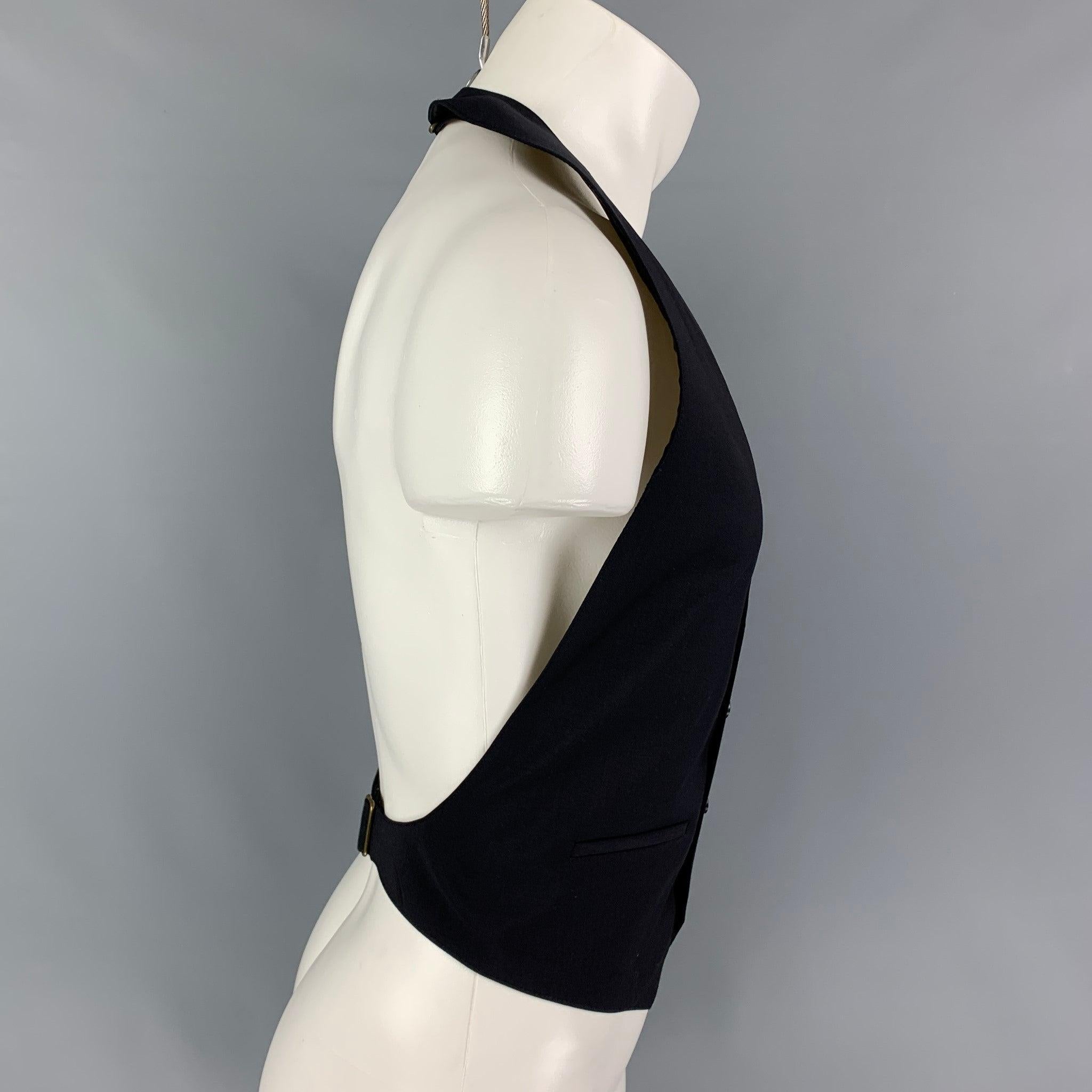 MARC JACOBS bestes Modell aus schwarzer Wolle mit rückenfreiem Schnitt, geschlitzten Taschen, verstellbarem Klettverschluss auf der Rückseite und geknöpftem Verschluss.
Sehr gut
Gebrauchtes Zustand. 

Markiert:   XL  

Abmessungen: 
  Brustkorb:
42