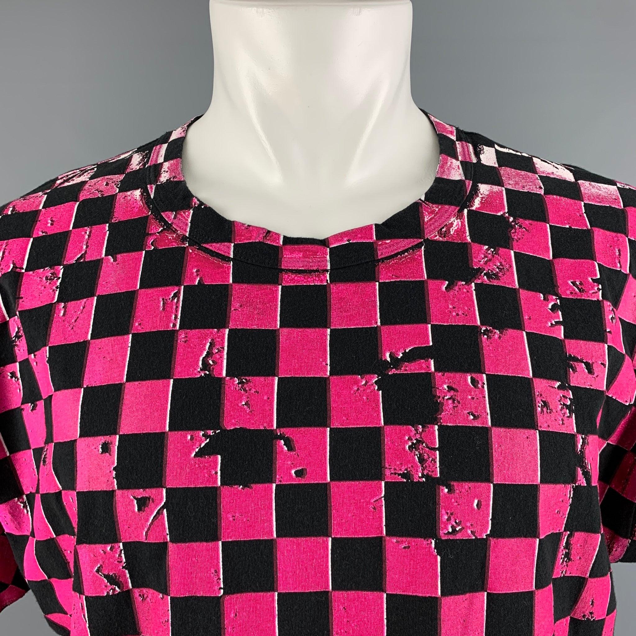 MARC JACOBS t-shirt comes in a black and pink checkered cotton featuring an oversized style, and crew-neck. Excellent Pre-Owned Condition. 

Marked:   XS 

Measurements: 
 
Shoulder: 23inches Chest: 44 inches Sleeve: 9 inches Length: 27 inches 
  
 
