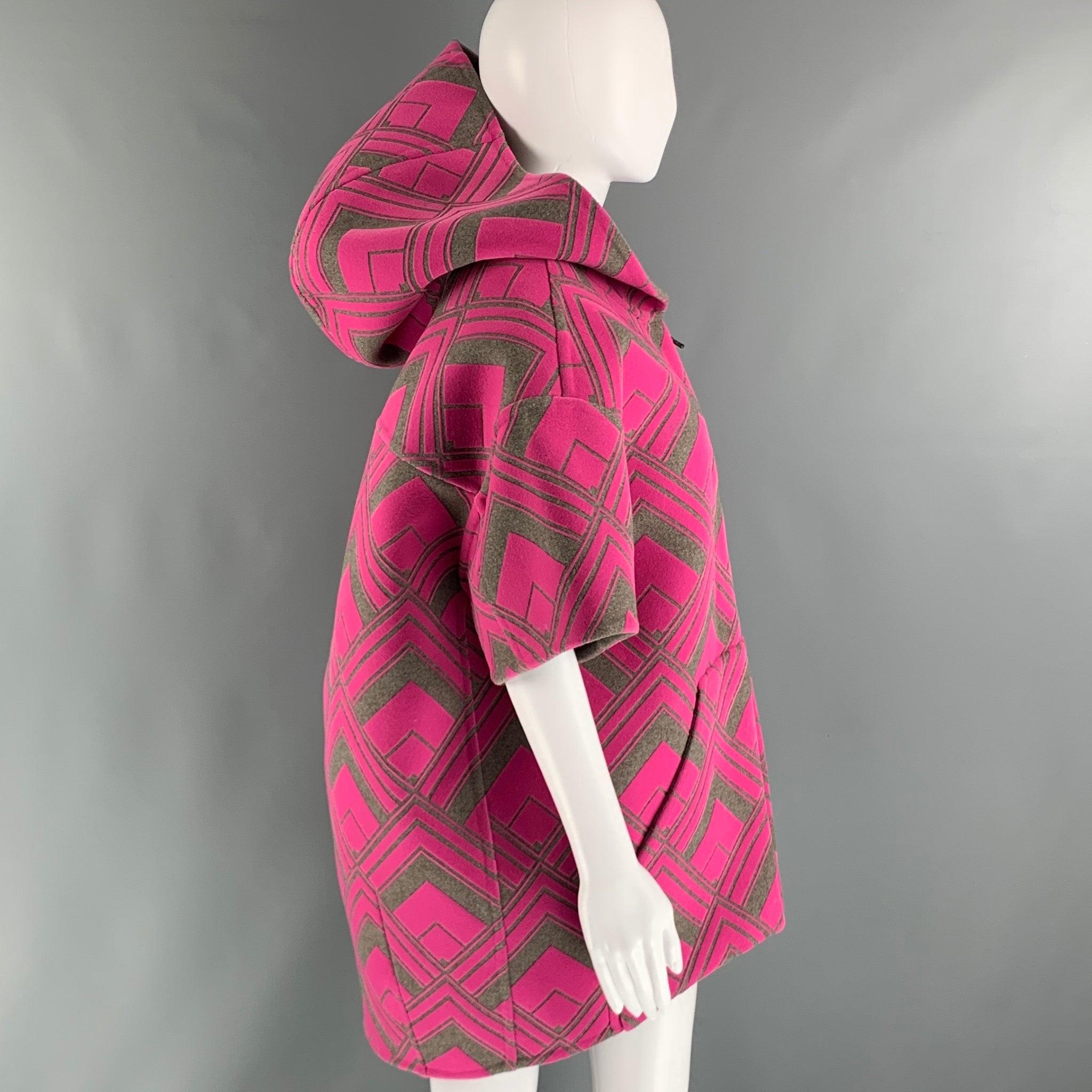 Le manteau MARC JACOBS RUNWAY 2021 est réalisé en molleton de laine à imprimé abstrait rose et taupe et présente un style à capuche et surdimensionné, des manches courtes, une veste matelassée amovible et une fermeture à glissière. Fabriqué aux