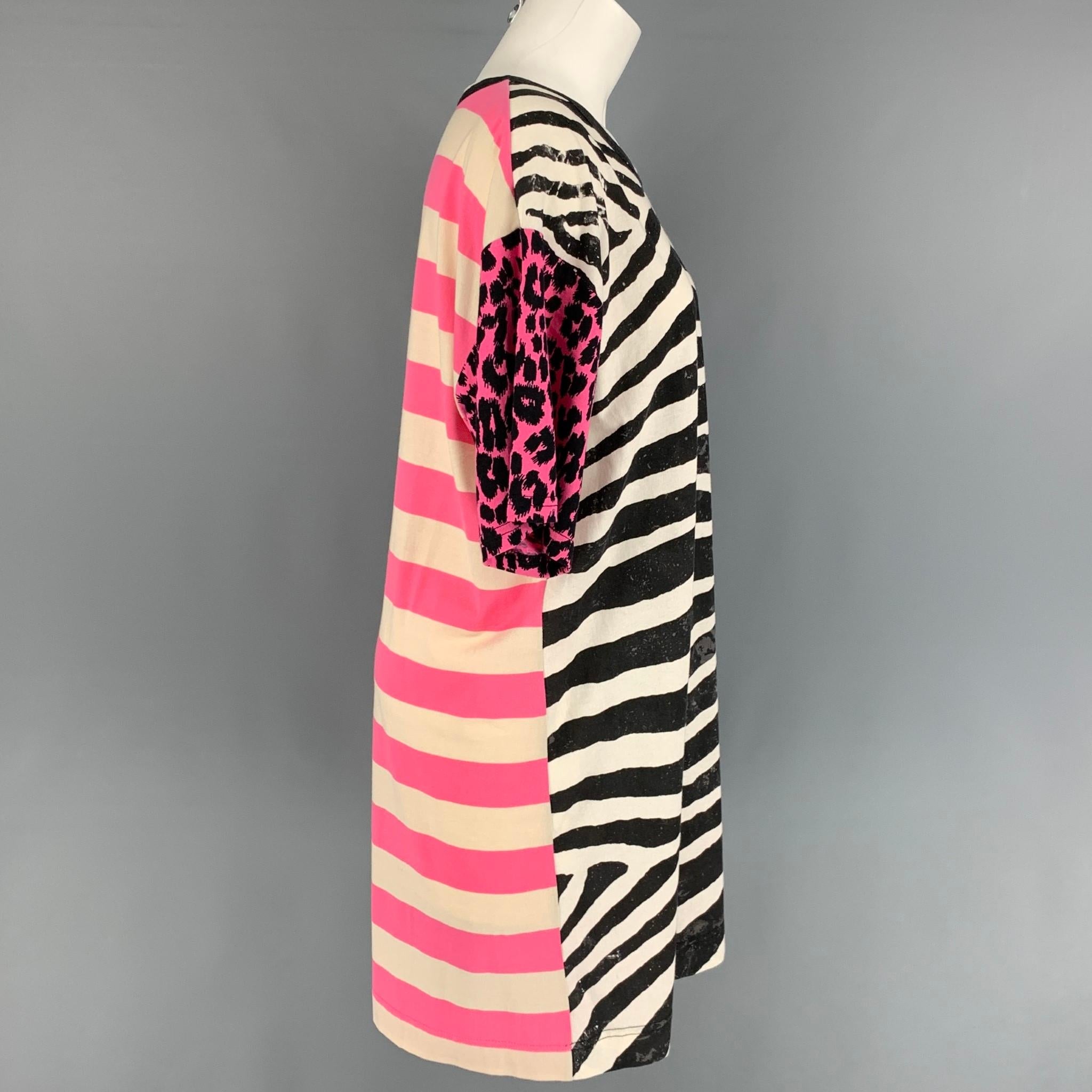 MARC JACOBS t-shirt dress comes in a multi-color mixed print material featuring a oversized fit, short sleeves, and a crew-neck. 

Very Good Pre-Owned Condition.
Marked: XS

Measurements:

Shoulder: 22 in.
Bust: 42 in.
Sleeve: 9 in.
Length: 35.5 in. 