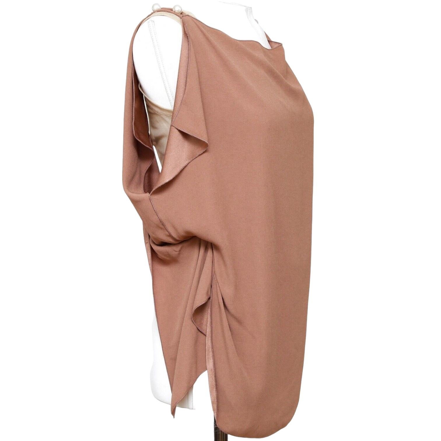 AUTHENTICITÉ GARANTIE MARC JACOBS BLOUSE SANS MANCHE BLUSH BROWN



Design :
- Superbe blouse sans manches en rayonne brun-bleu.
- Drapage sur les côtés.
- Filet exposé à l'arrière avec fermeture à glissière complète.
- Fausses perles sur chaque