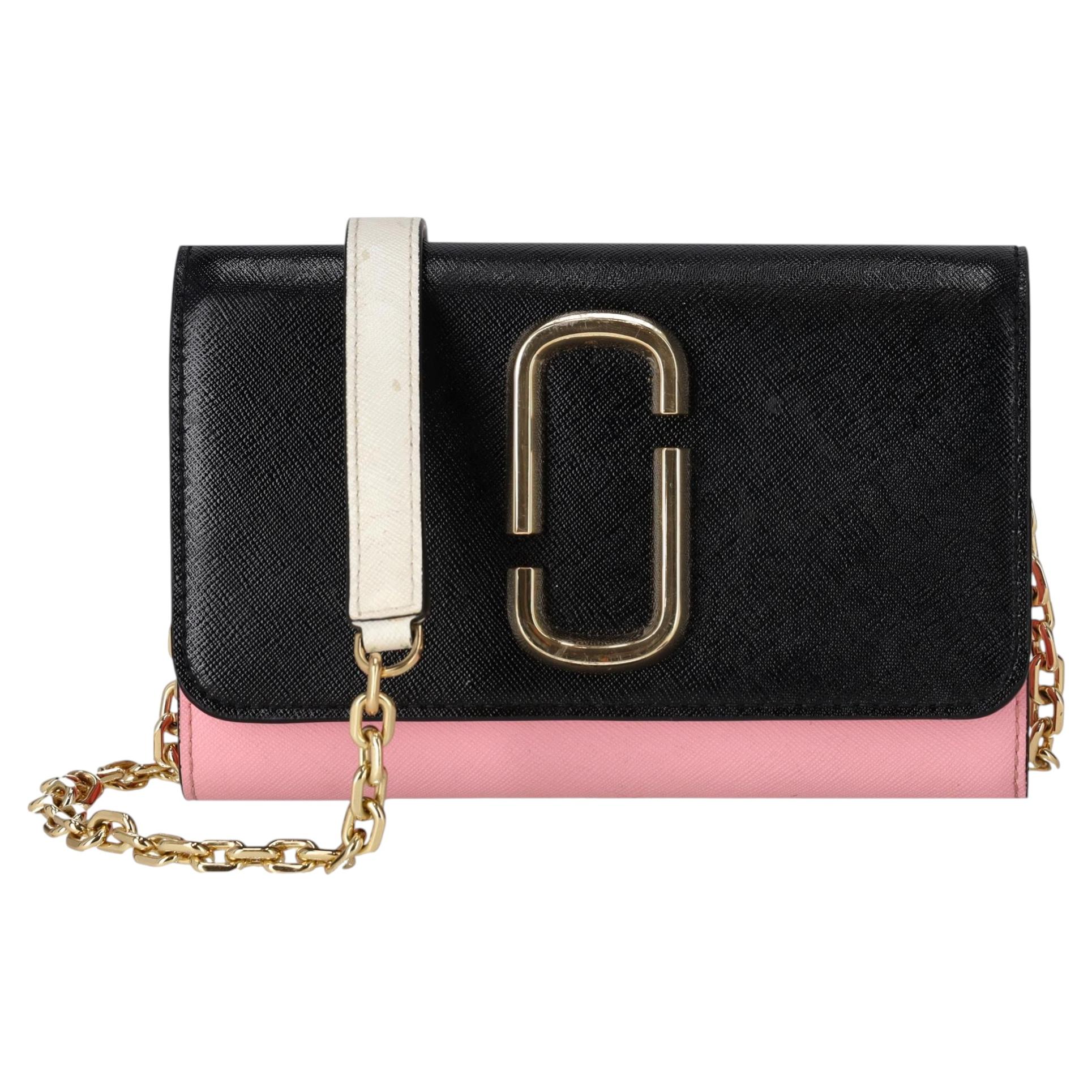 Portafoglio Marc Jacobs Snapshot in pelle Saffiano con catena in vendita