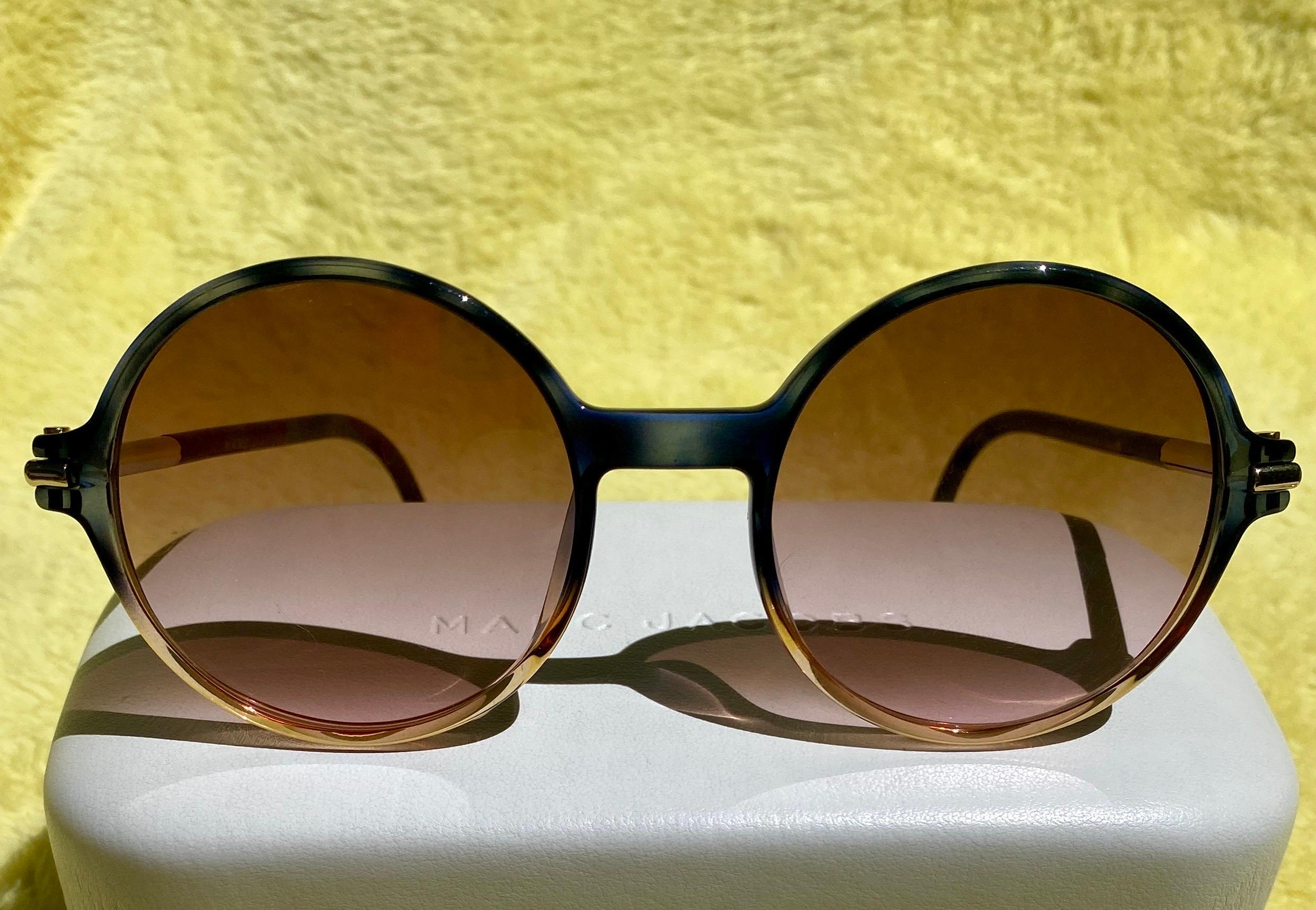 Marc Jacobs Ausverkaufte ovale Sonnenbrille mit Etui und Stoff im Chic-Stil im Angebot 8