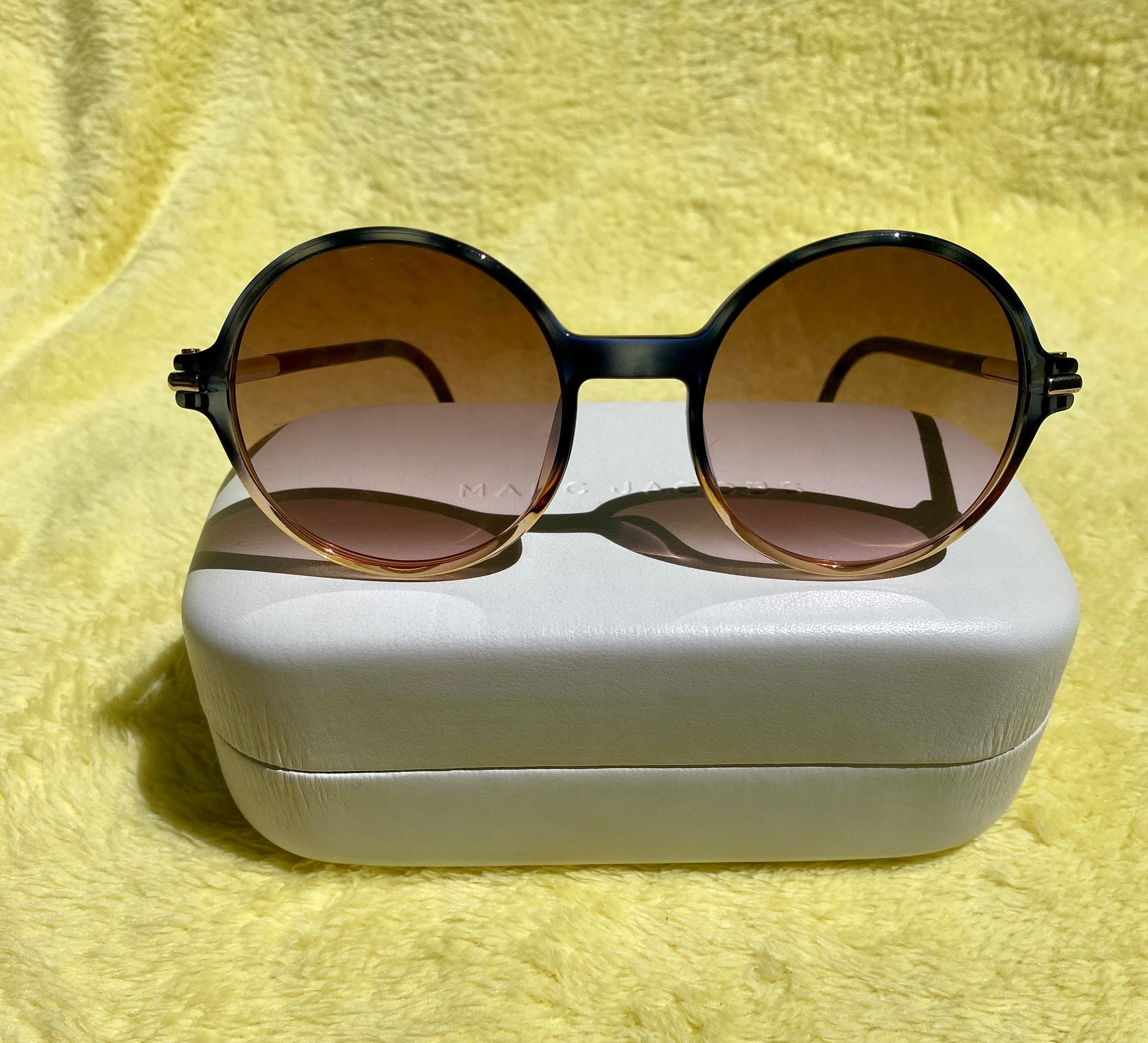 Marc Jacobs Ausverkaufte ovale Sonnenbrille mit Etui und Stoff im Chic-Stil im Zustand „Gut“ im Angebot in Palm Springs, CA