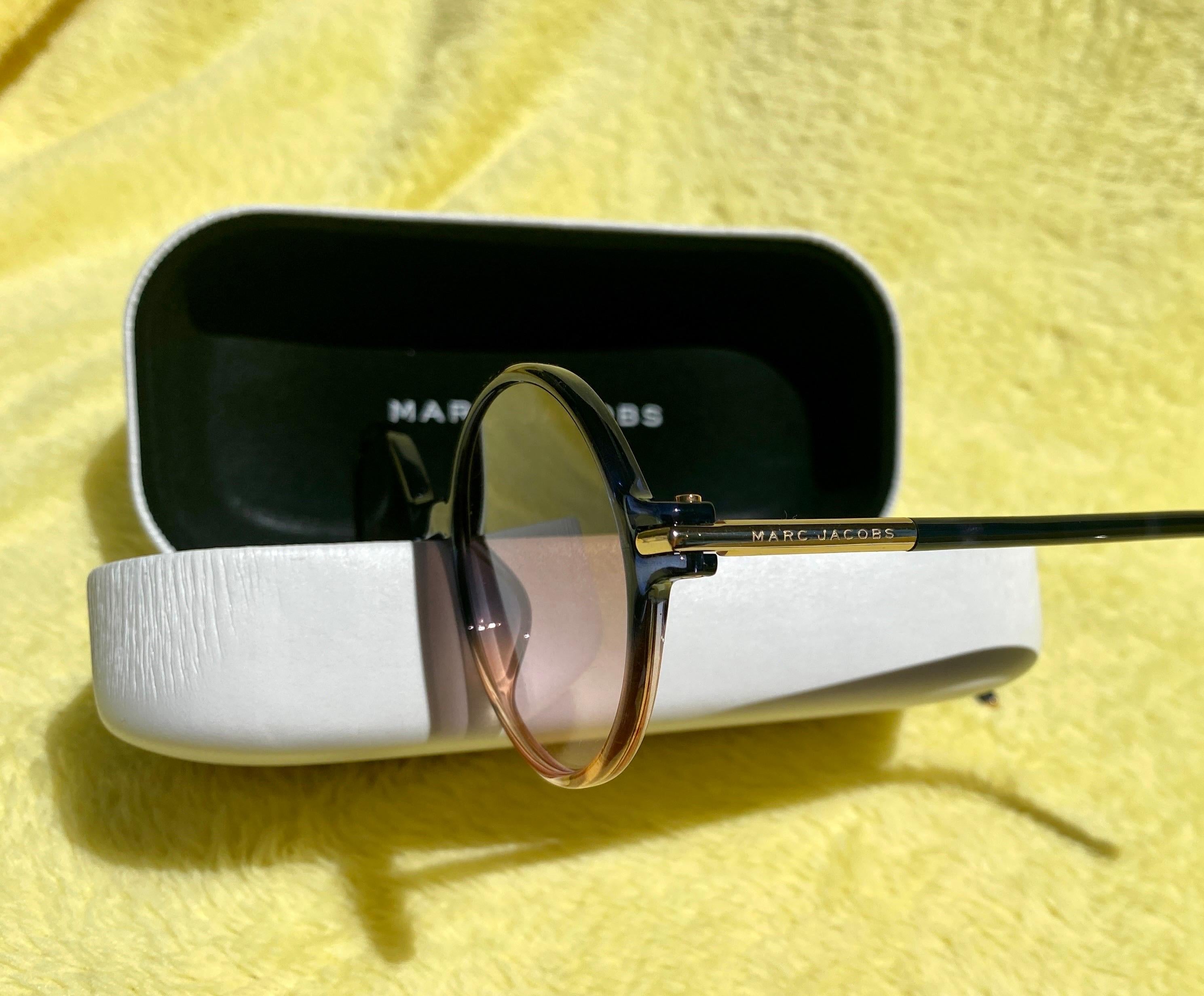 Marc Jacobs Sold Out Chic Edition/Style Oval Sunglasses w/ Cases and Cloth In Good Condition For Sale In Palm Springs, CA