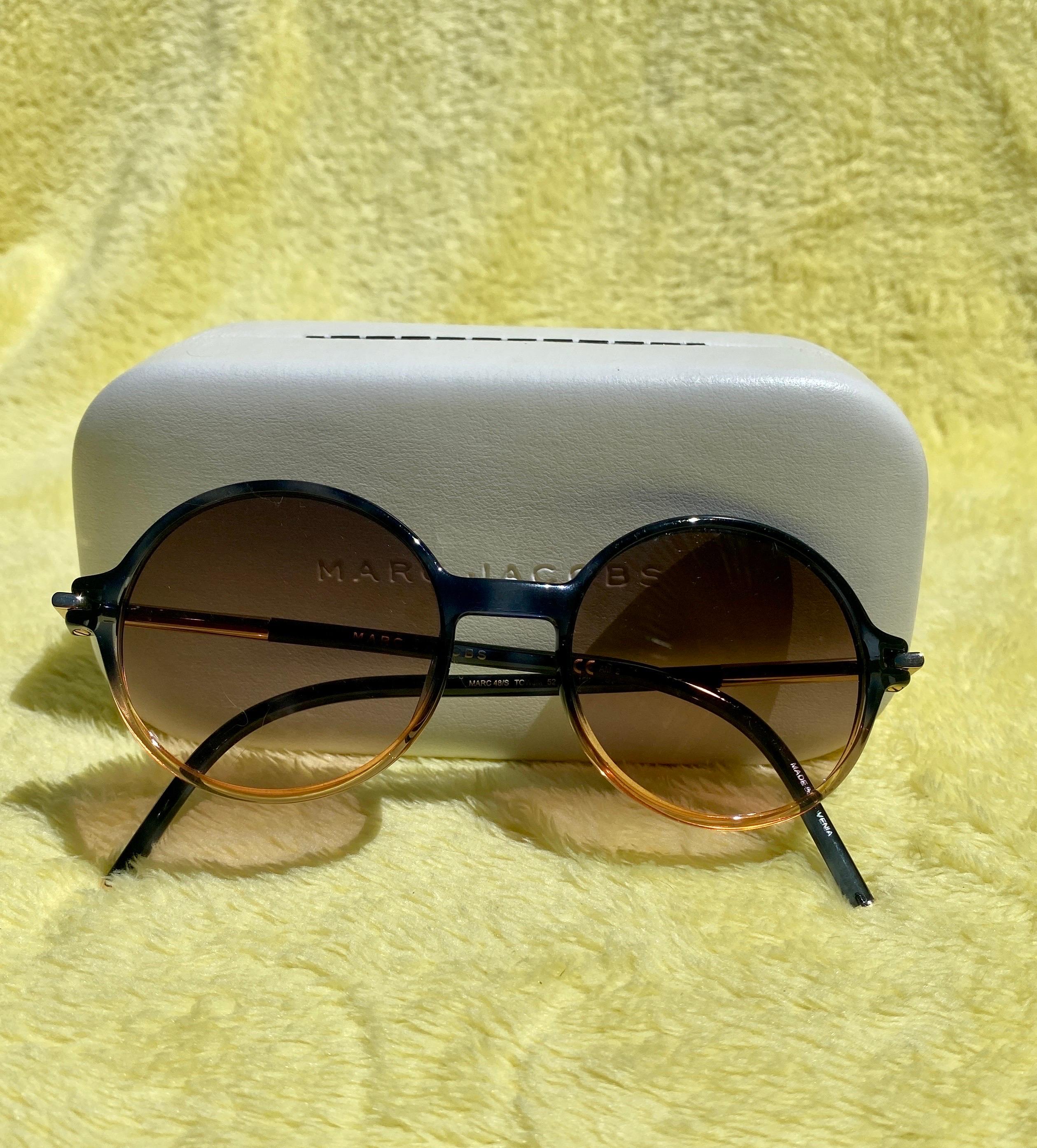 Marc Jacobs Ausverkaufte ovale Sonnenbrille mit Etui und Stoff im Chic-Stil im Angebot 2
