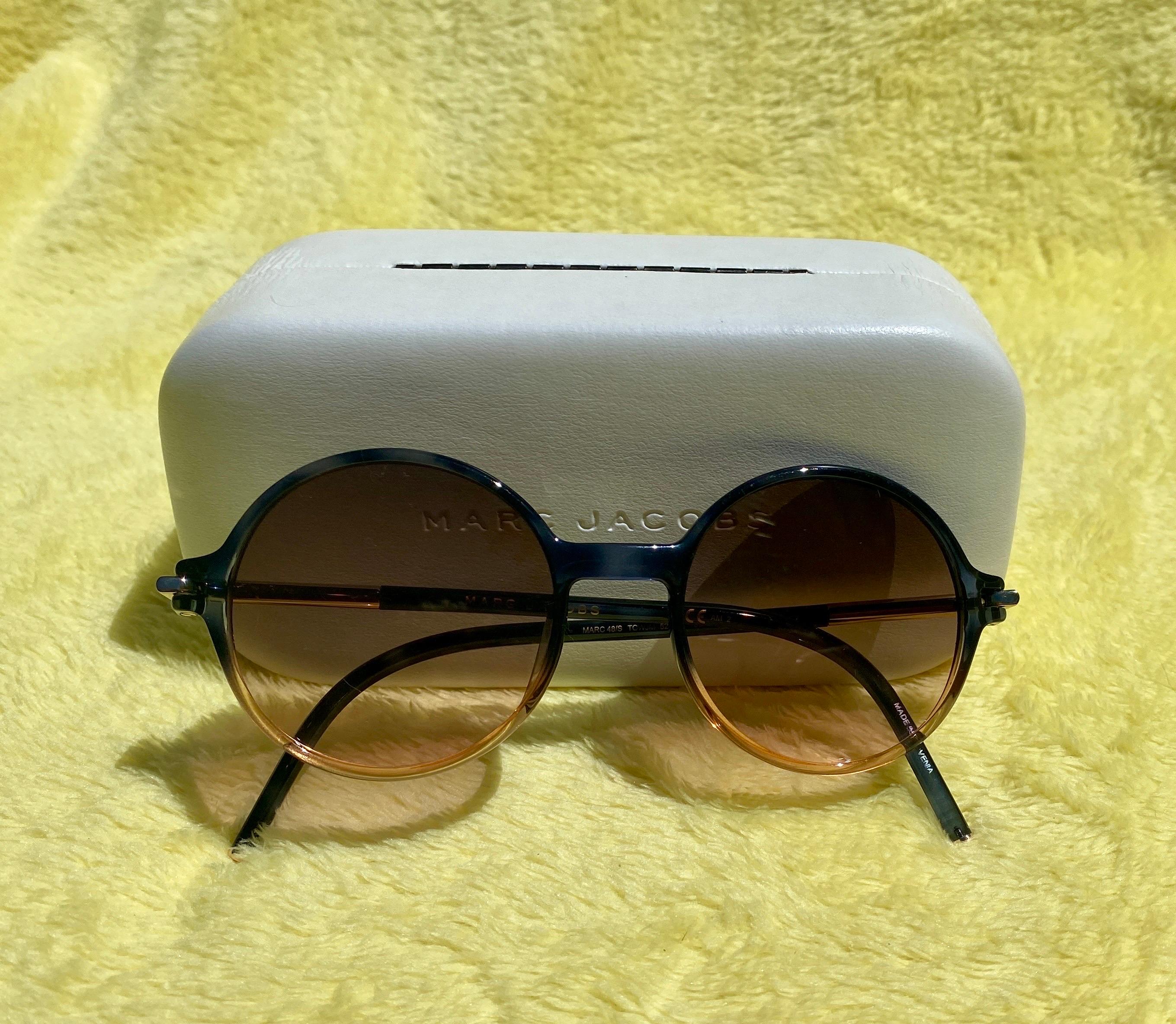Marc Jacobs Ausverkaufte ovale Sonnenbrille mit Etui und Stoff im Chic-Stil im Angebot 3