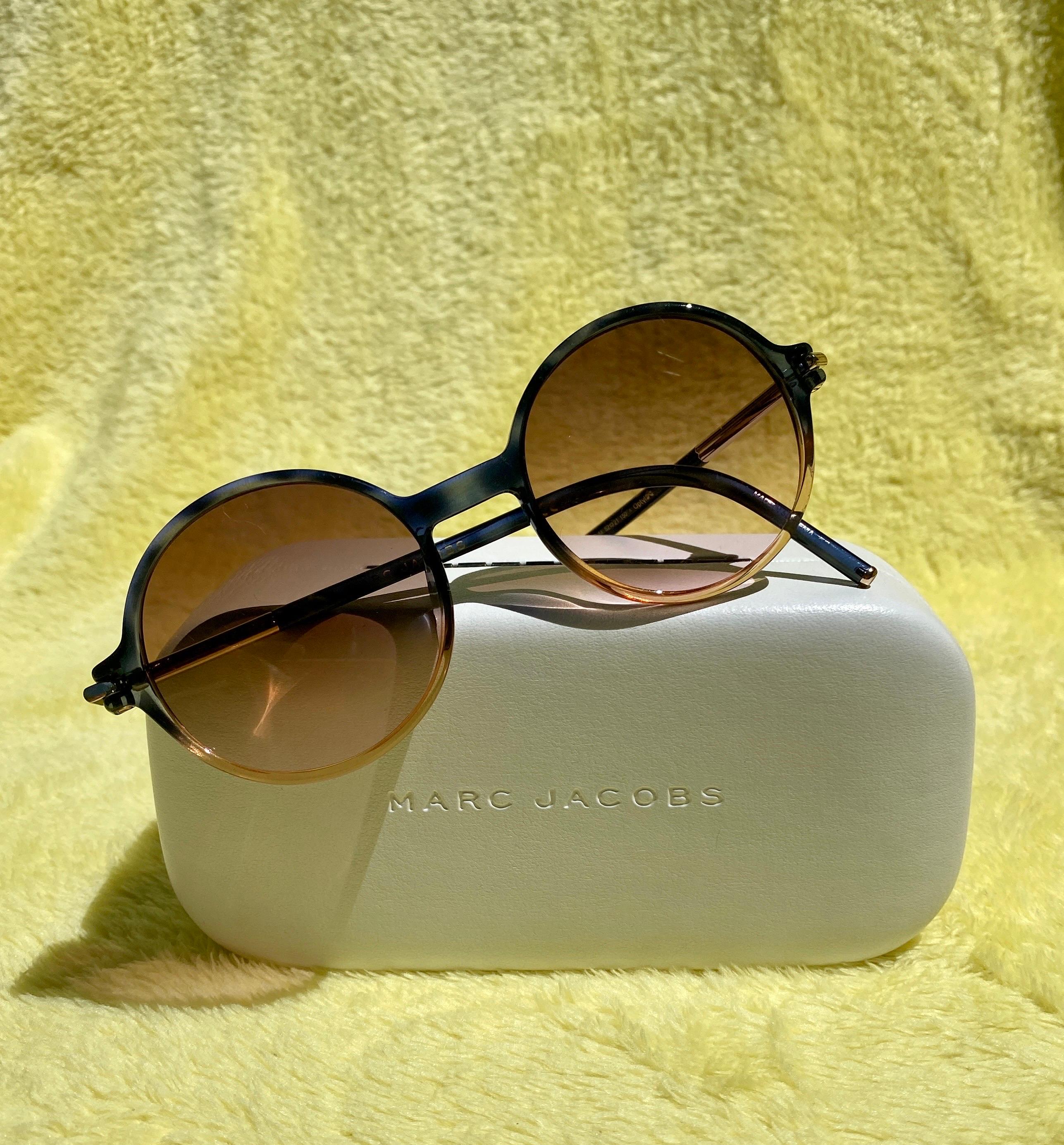 Marc Jacobs Ausverkaufte ovale Sonnenbrille mit Etui und Stoff im Chic-Stil im Angebot 4