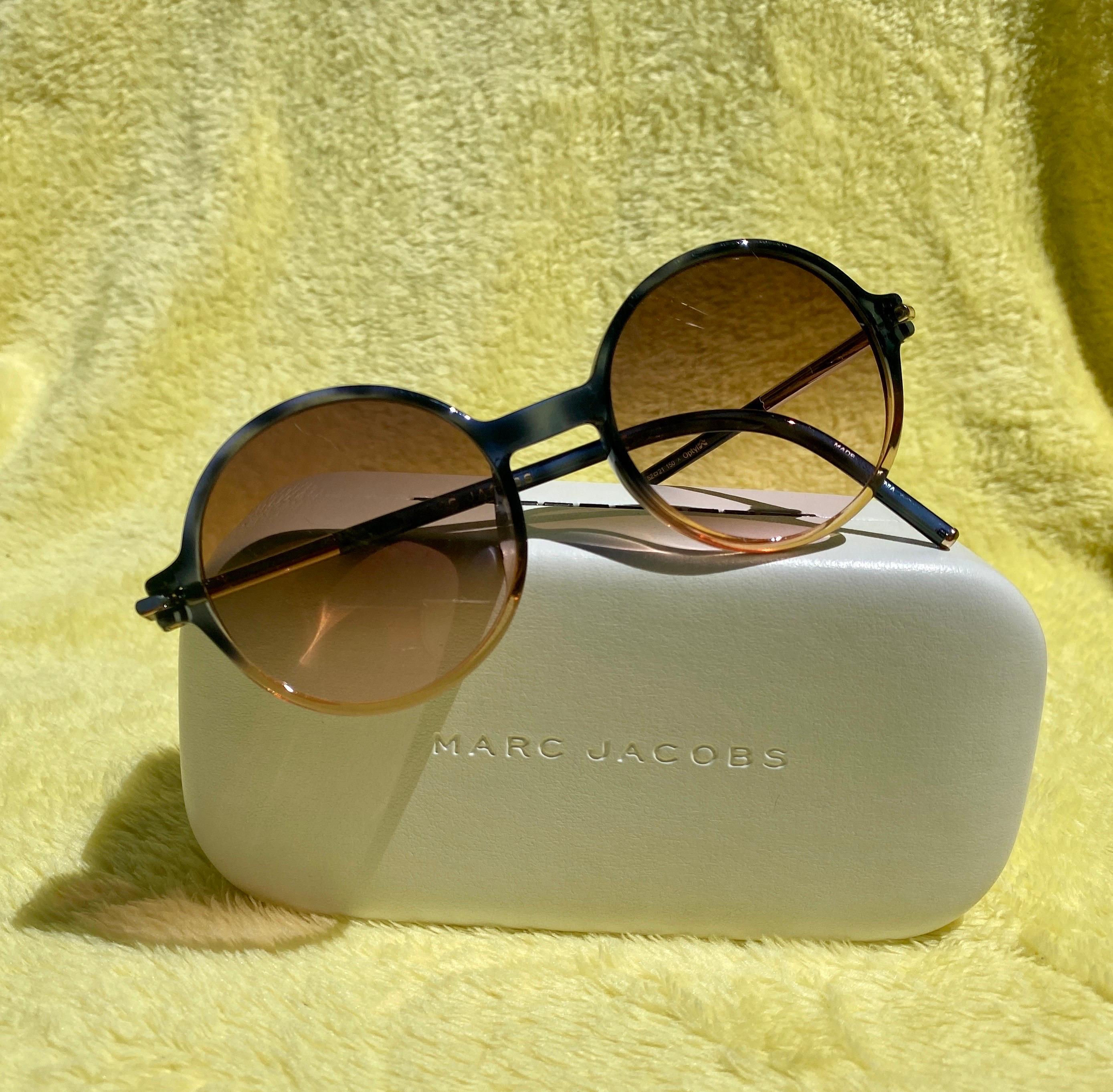 Marc Jacobs Ausverkaufte ovale Sonnenbrille mit Etui und Stoff im Chic-Stil im Angebot 5