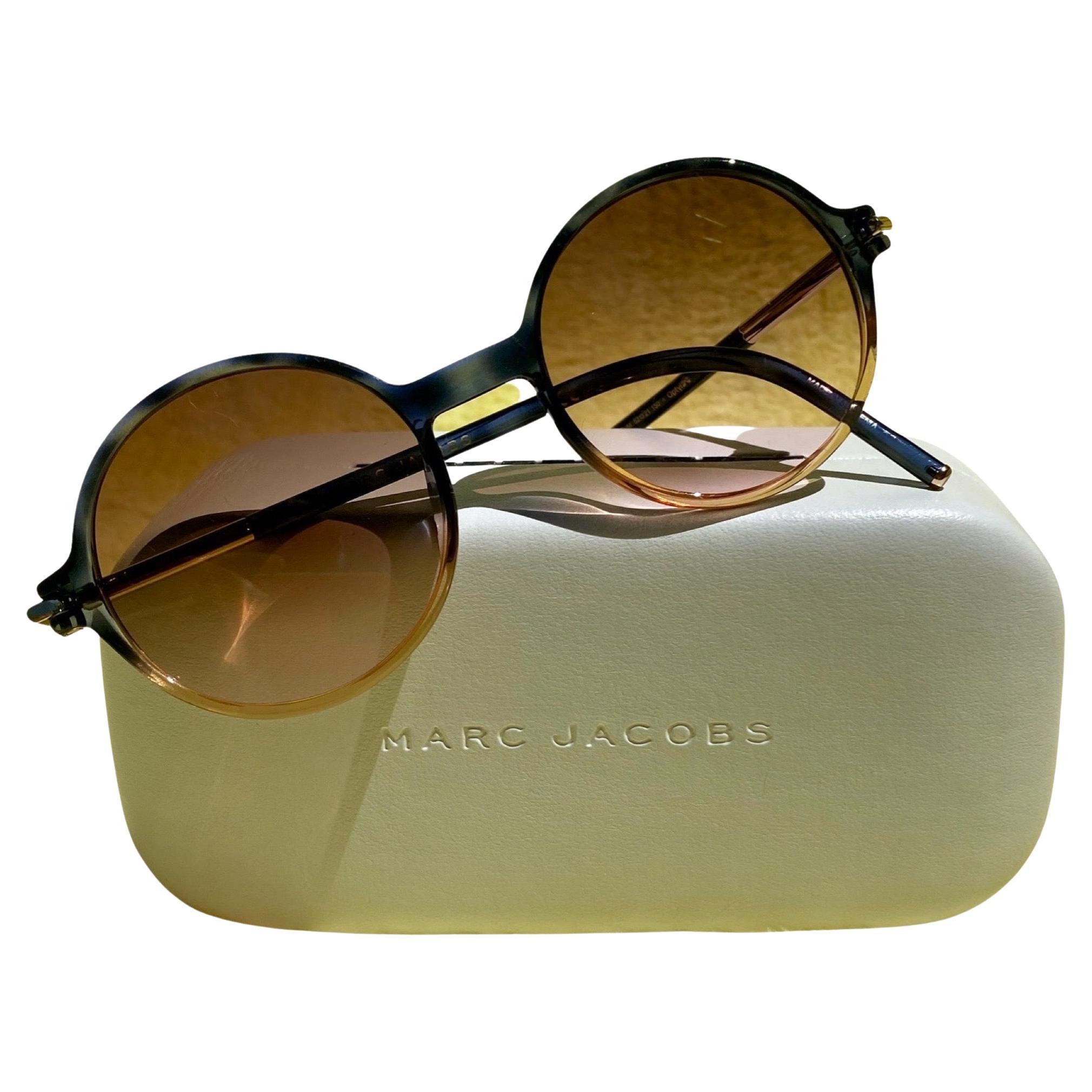 Marc Jacobs Ausverkaufte ovale Sonnenbrille mit Etui und Stoff im Chic-Stil im Angebot