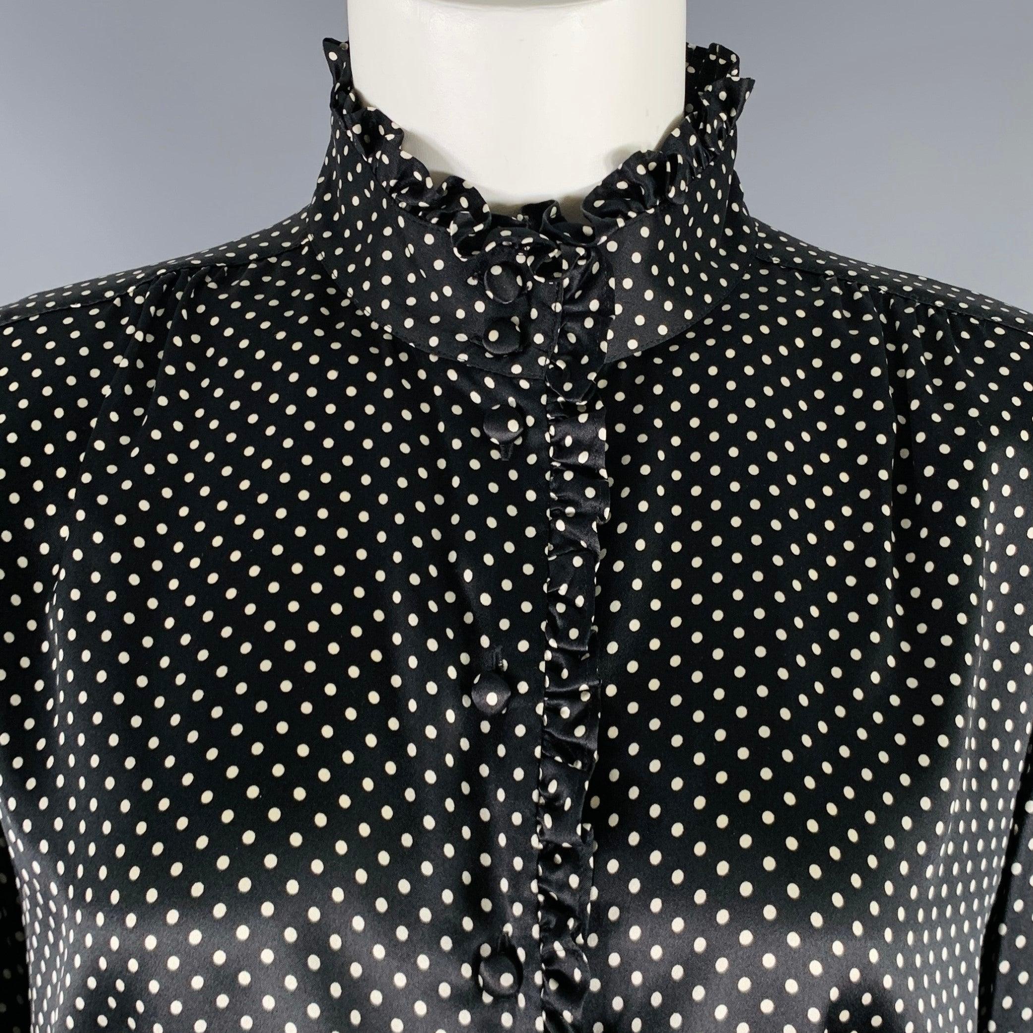 Camicetta MARC JACOBS RUNWAY Primavera 2020
in un
tessuto di seta bianco e nero con motivo a pois; abbottonatura, collo e polsini increspati; chiusura con bottoni in tessuto abbinati.Nuovo con Fabrice. 

Contrassegnato:   6 

Misure: 
 
Spalla: 13,5
