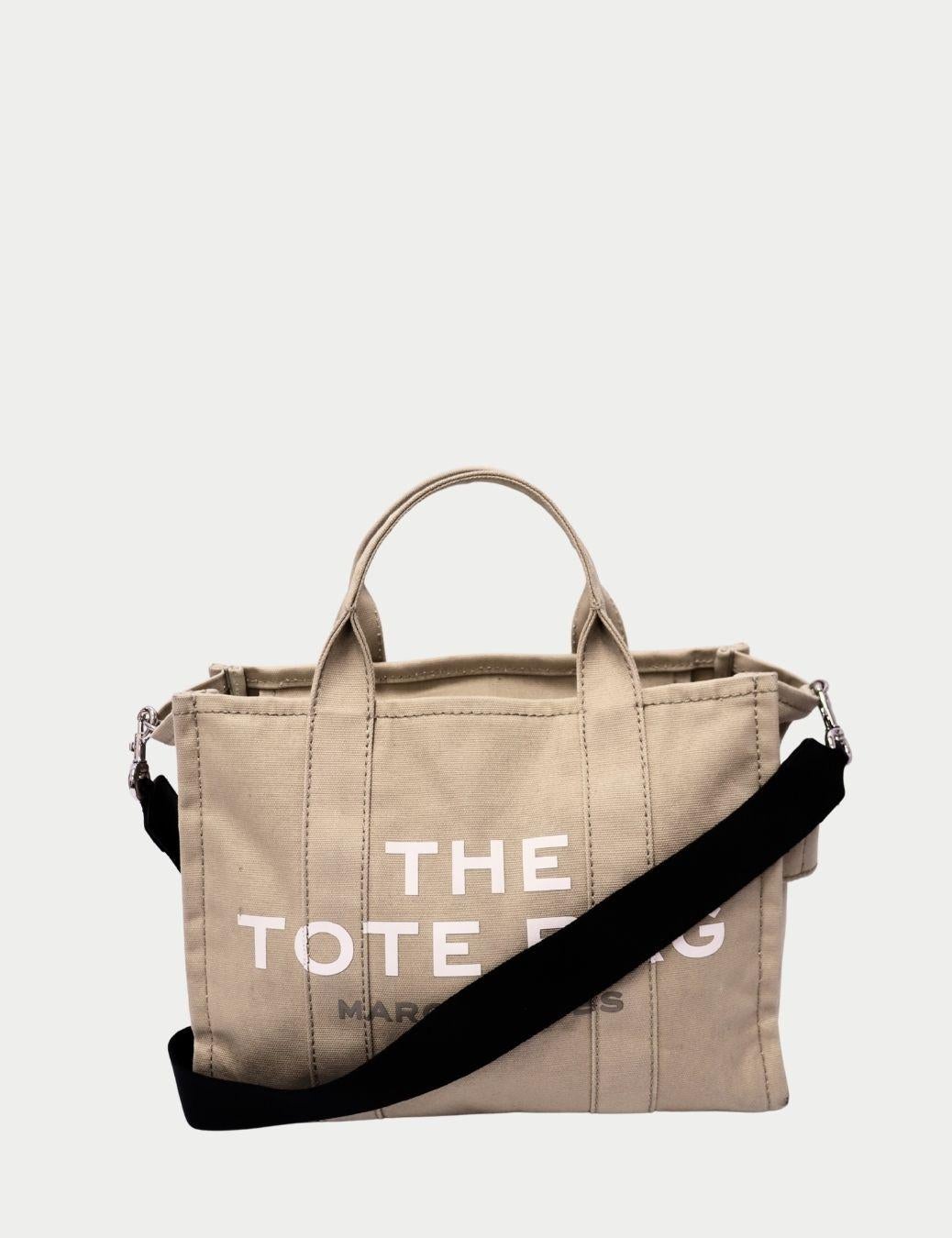 Marc Jacobs The Tote Bag - Medium Beige Canvas Tote

Die Tote Bag von Marc Jacobs ist ein moderner Kult-Favorit und wird für ihren mühelosen Stil und ihre Alltagstauglichkeit geliebt. Diese mittelbeige Canvas-Tasche mit dem kultigen, fetten