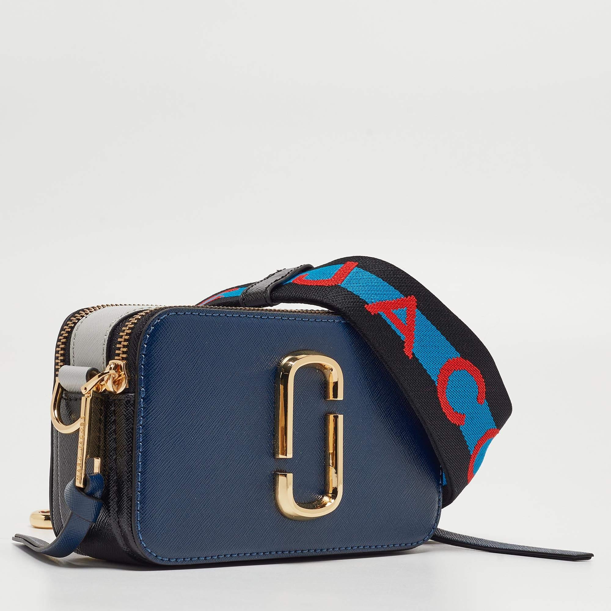 Crafted from quality materials, your wardrobe is missing out on this beautifully made Marc Jacobs Snapshot bag. Look your fashionable best in any outfit with this stylish bag that promises to elevate your ensemble.

