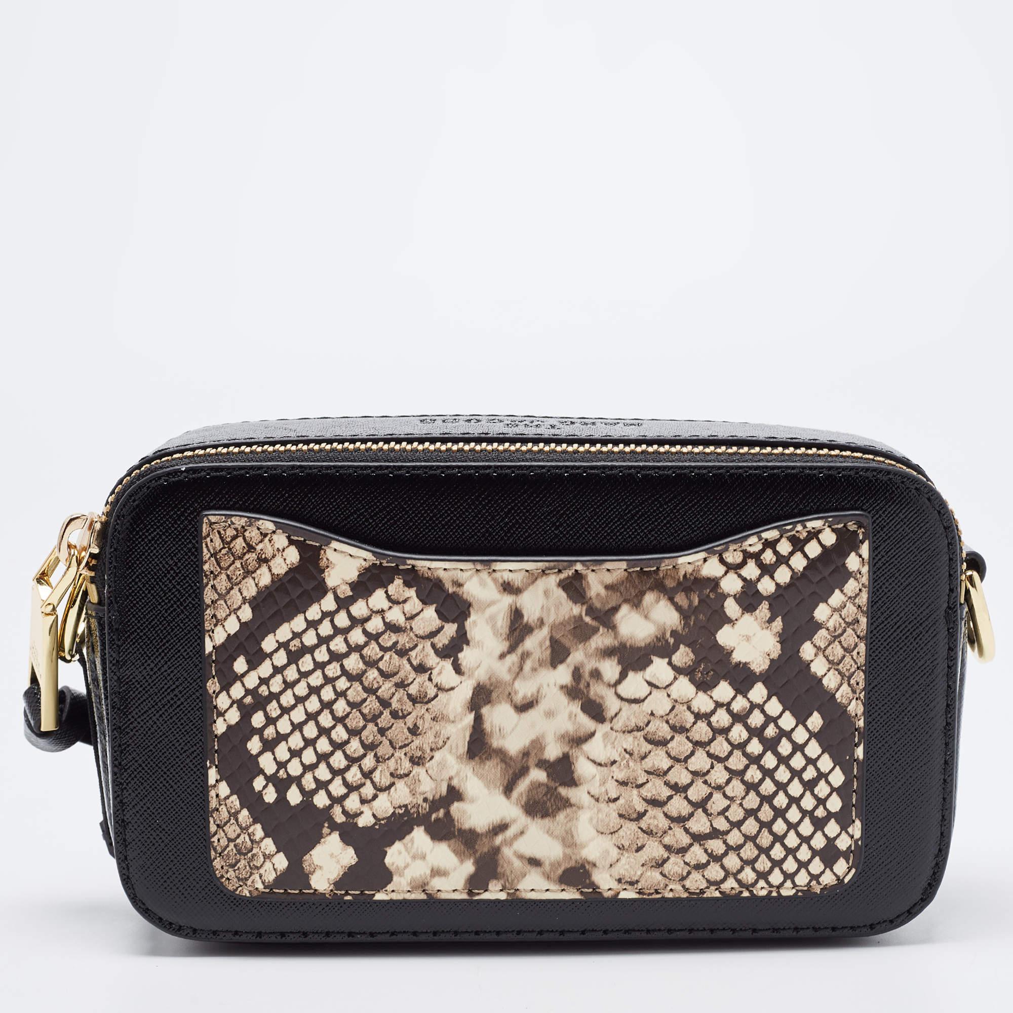 This cute crossbody bag from Marc Jacobs will be your most preferred grab-and-go companion. Made from leather, it features a fabric-lined interior, an external open pocket at the back, and a shoulder strap. While the brand signature on the front