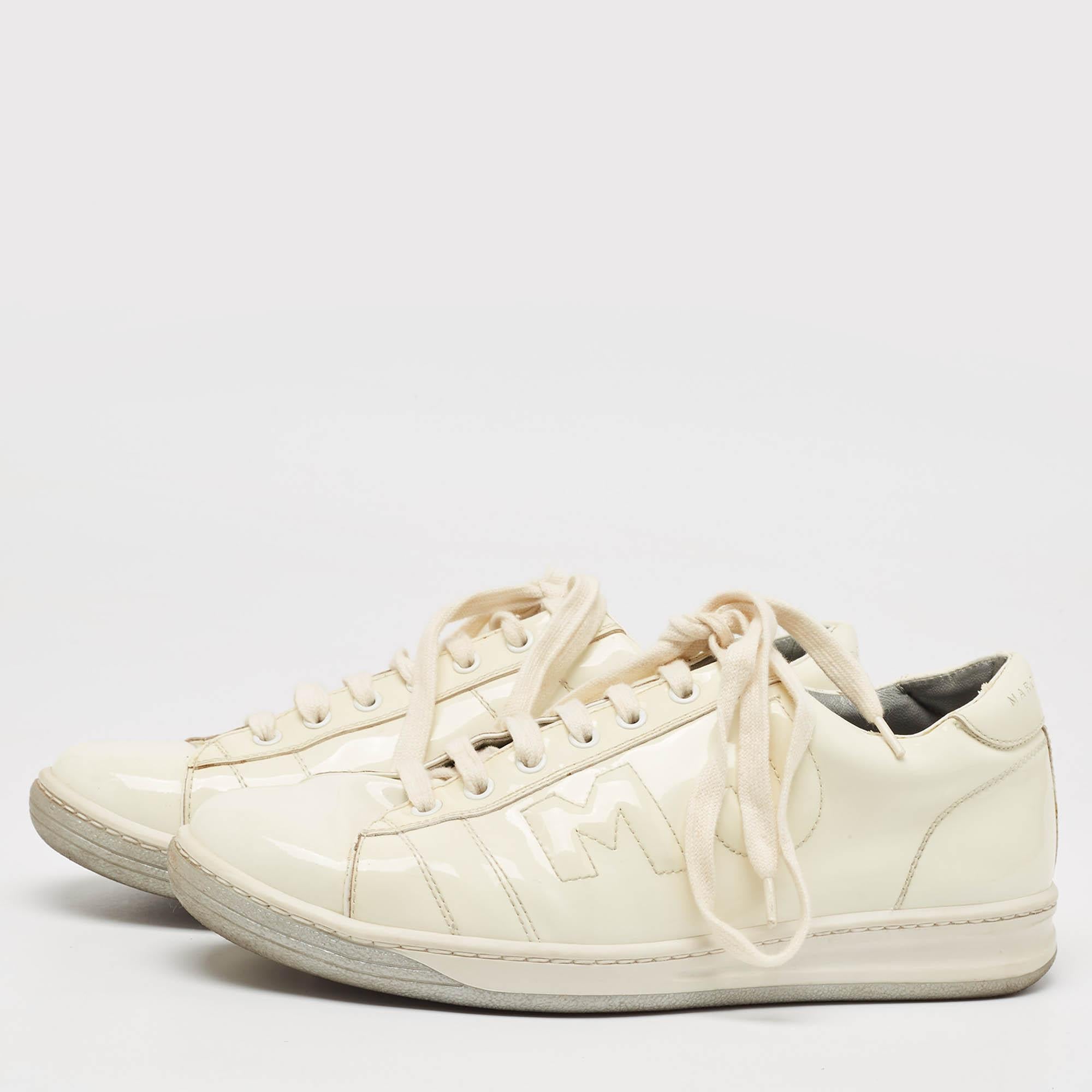 Elevate your footwear game with these Marc Jacobs white sneakers. Combining high end aesthetics and unmatched comfort these sneakers are a symbol of modern luxury and impeccable taste.