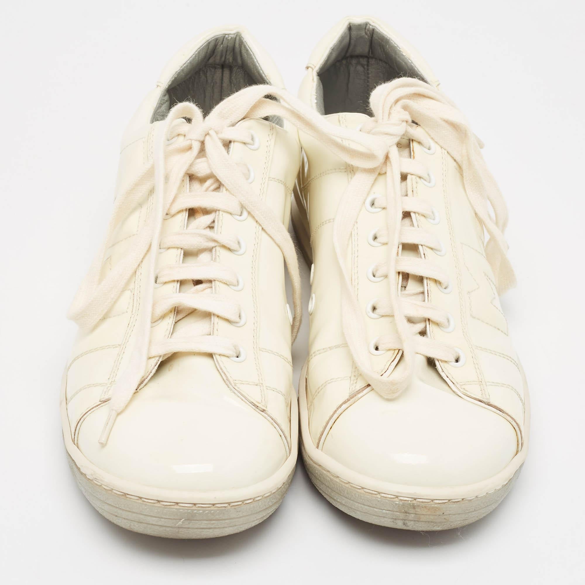 Marc Jacobs White Patent Leather Low Top Sneakers Size 42 In Good Condition For Sale In Dubai, Al Qouz 2