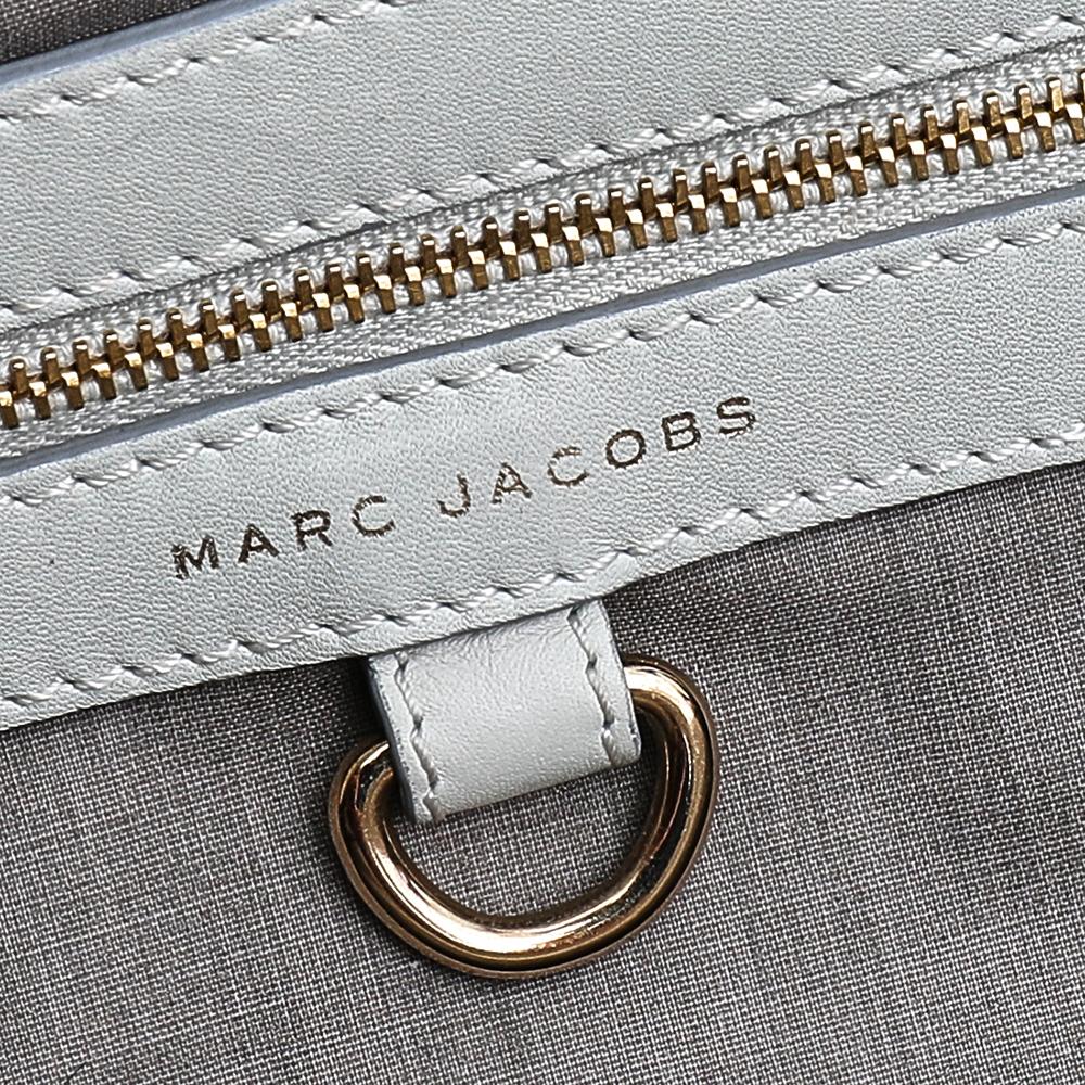 This Marc Jacobs design has a brown exterior crafted from leather and enhanced with gold-tone hardware. This elegant Stam bag features a kiss-lock top closure that opens to a fabric interior, dual top handles, and a chain that converts this piece