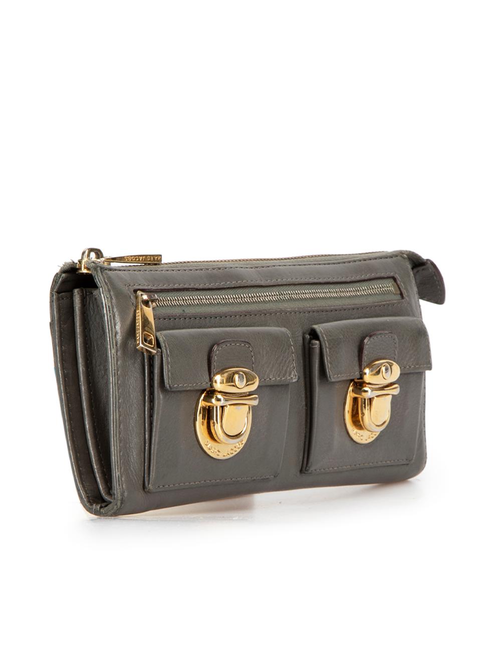 CONDITION is Good. General wear to is evident. Moderate tarnishing to hardware and scuffing to outer corners on this used Marc Jacobs designer resale item.



Details


Vintage

Grey

Leather

Wallet

Gold tone hardware

Zip fastening

4x Main