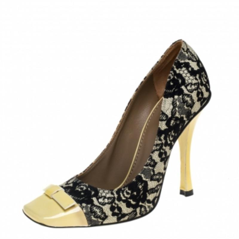 Feminine and stylish, Marc Jacobs' pumps will instantly take your outfit to a whole new level. Crafted from patent leather, the pumps are adorned with dainty lace for an elegant appeal. They are finished off with square toes and bow details on the