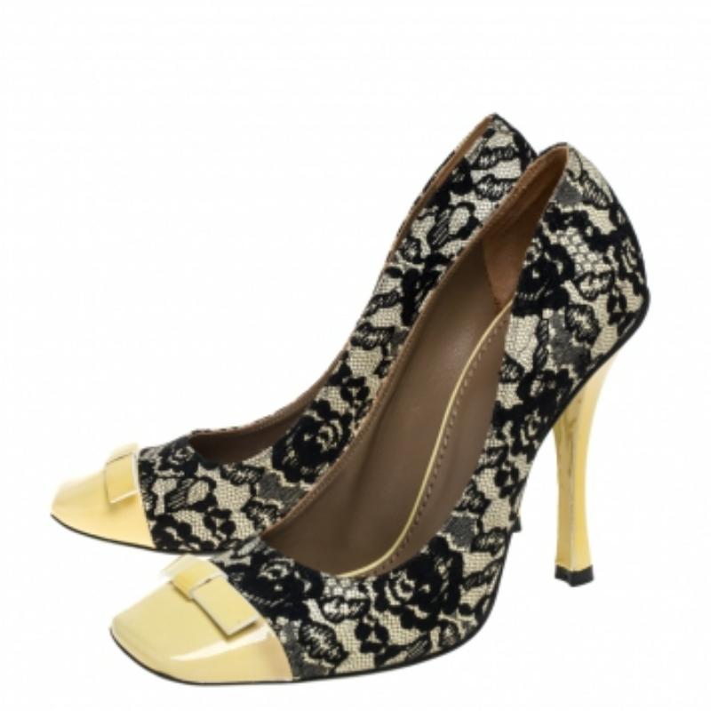 Marc Jacobs Yellow/Black Lace And Patent Leather Bow Detail Pumps Size 39 In Good Condition For Sale In Dubai, Al Qouz 2