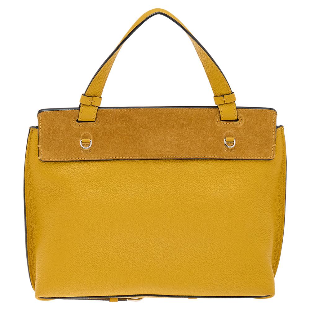 This Waverly bag from the House of Marc Jacobs is a fantastic creation of the brand. It is made from yellow suede and leather on the exterior and comes with silver-toned hardware, a single handle, and a leather-fabric interior. Carry this beautiful