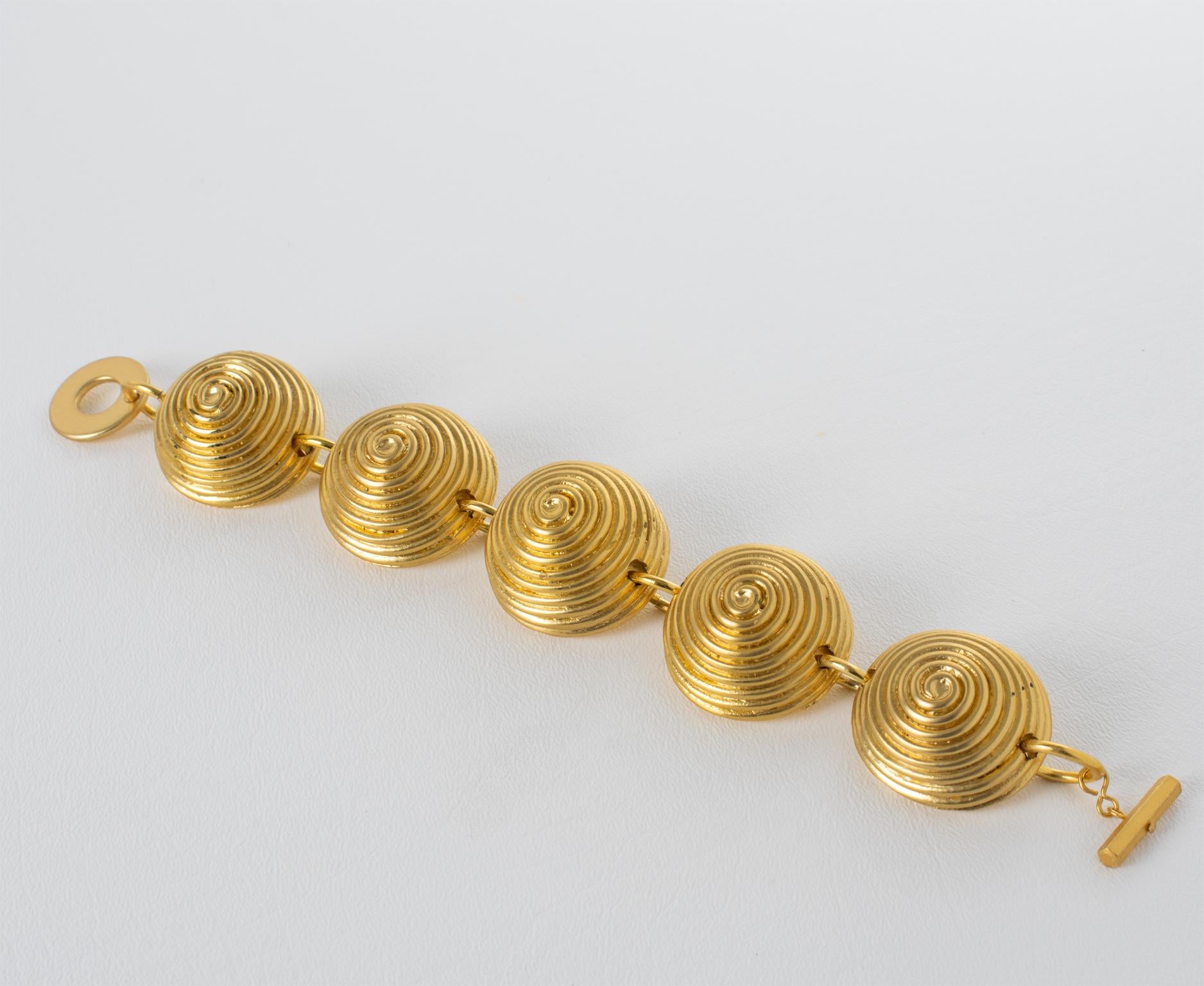 This stunning French Designer Marc Labat Paris link bracelet features a gilded-metal coated resin material with striped and heavily domed pyramid elements. The bracelet has a large toggle fastening clasp. The bracelet still has its original