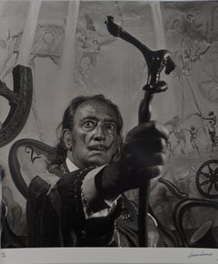 Dalí sosteniendo su bastón - Fotografía original en gelatina de plata