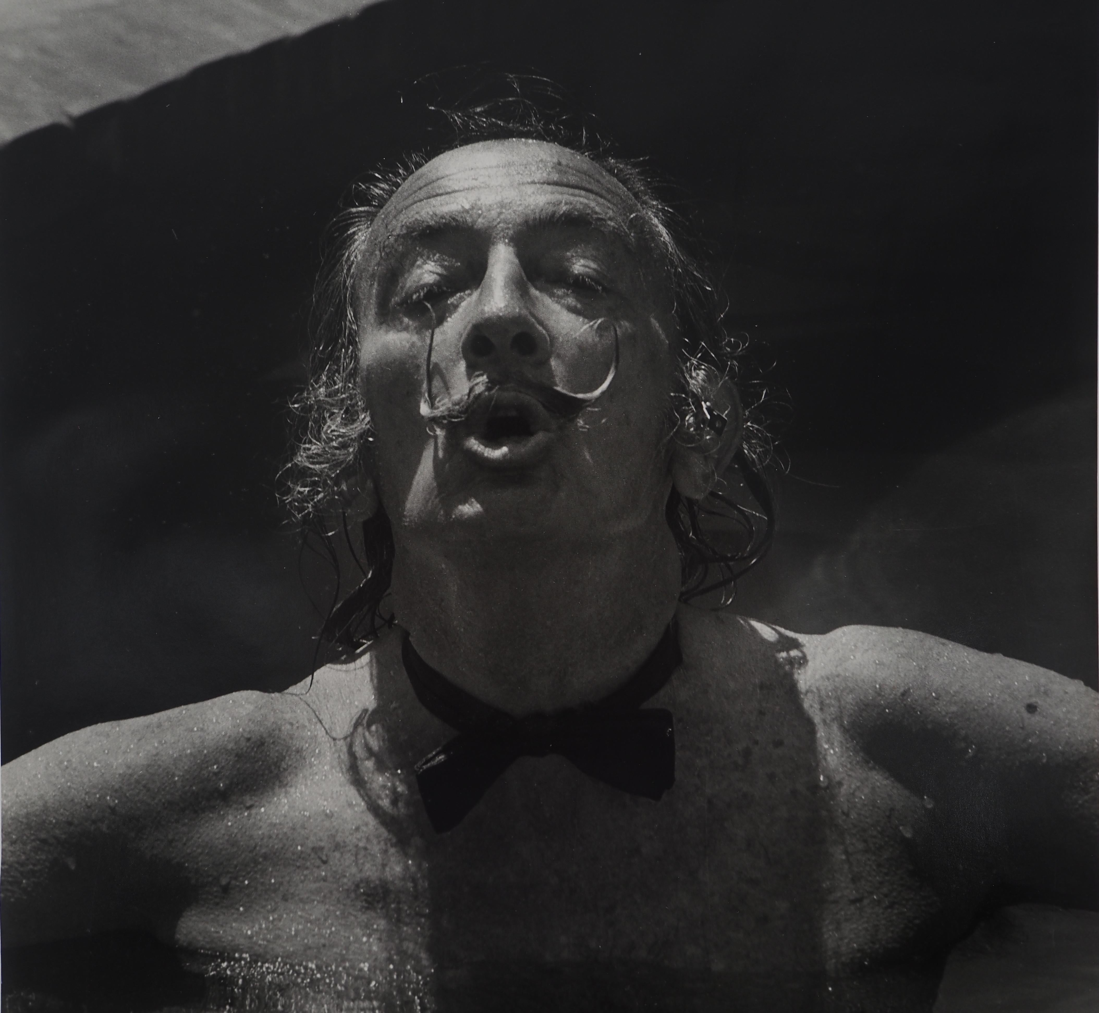 Dalí en la piscina - Fotografía original en gelatina dilver - Photograph de Marc Lacroix