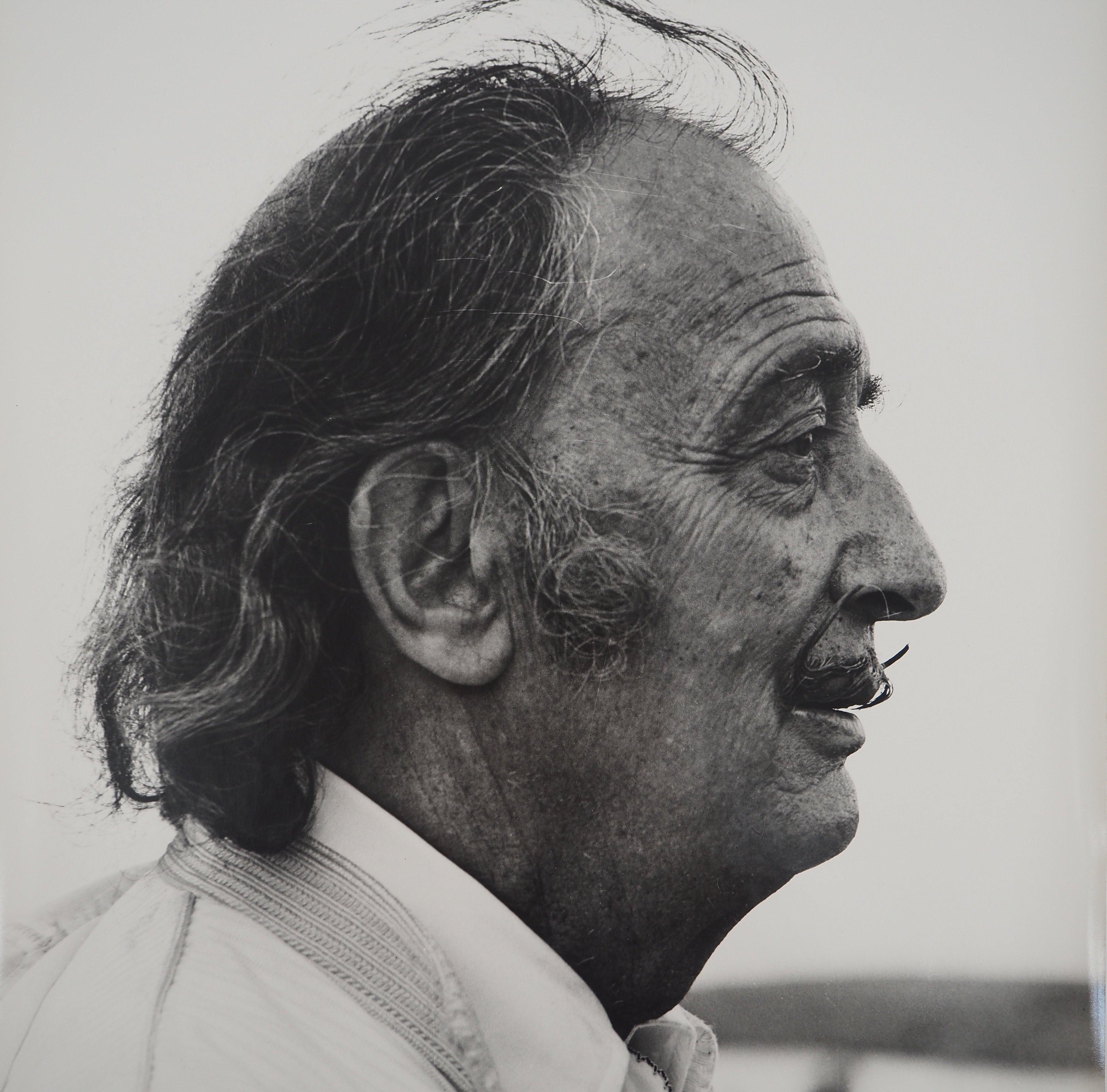 Marc LACROIX (1927-2007)
Dalí Staring at the Horizon, 1971

Original silver print photograph
Signed in ink
Numbered on 50 copies
On silver print paper 58 x 48 cm (c. 22.8 x 18.9 inch) 

INFORMATION : Marc Lacroix was a photographer and close friend