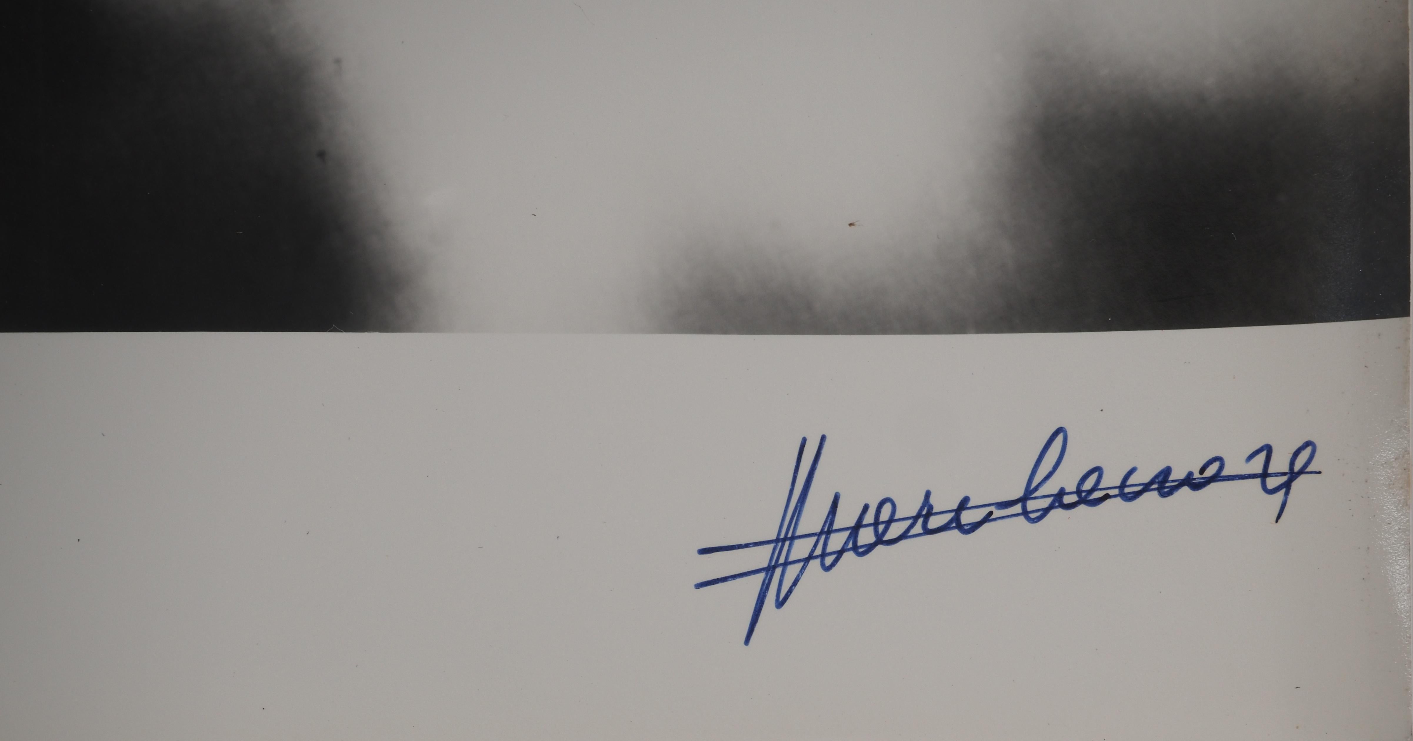 Dalí Staring at the Horizon - Original Gelatin Silver Photography, SIGNED For Sale 1