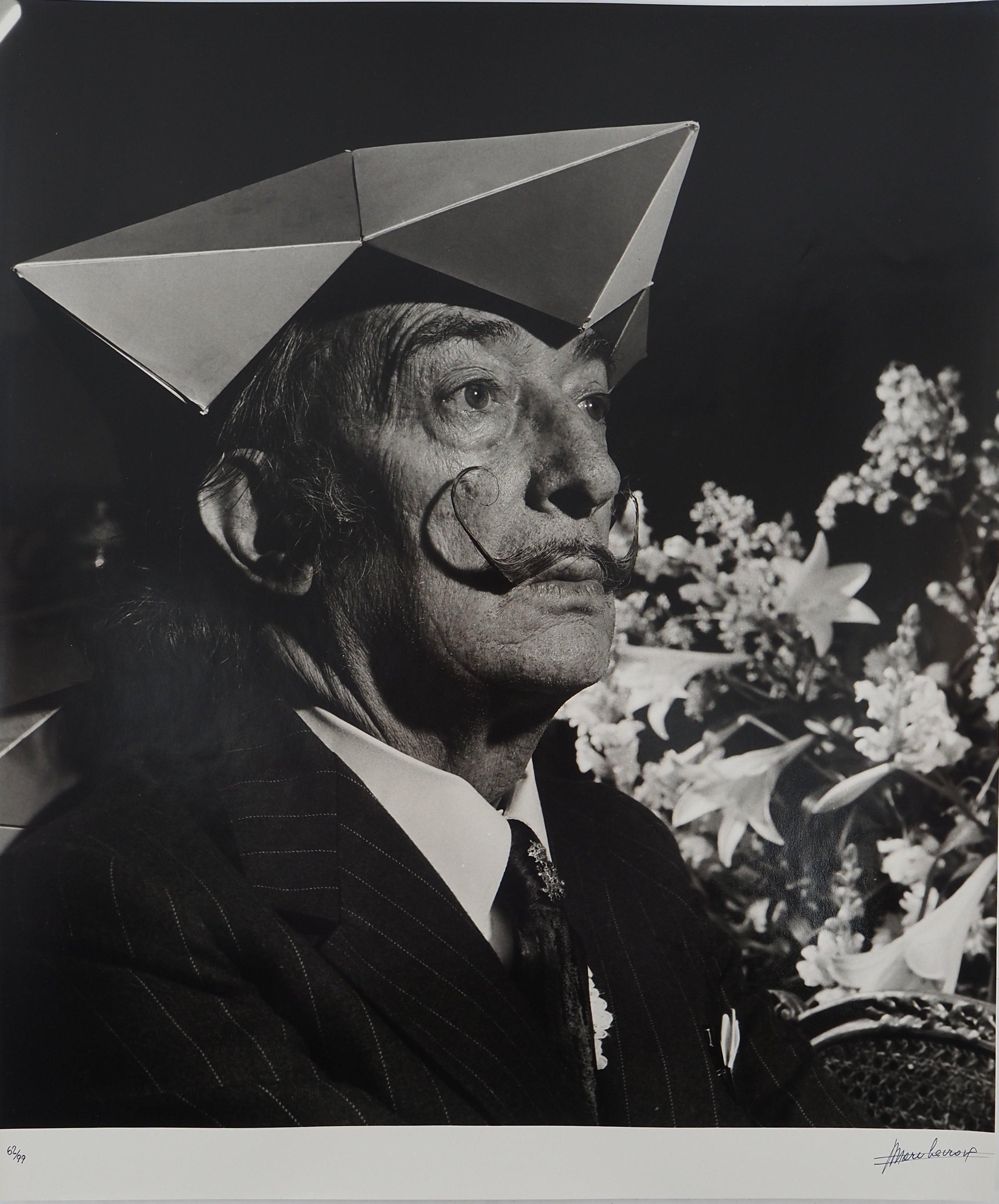 Dalí mit dem kubistischen Dreispitz - Original Gelatinesilberfotografie