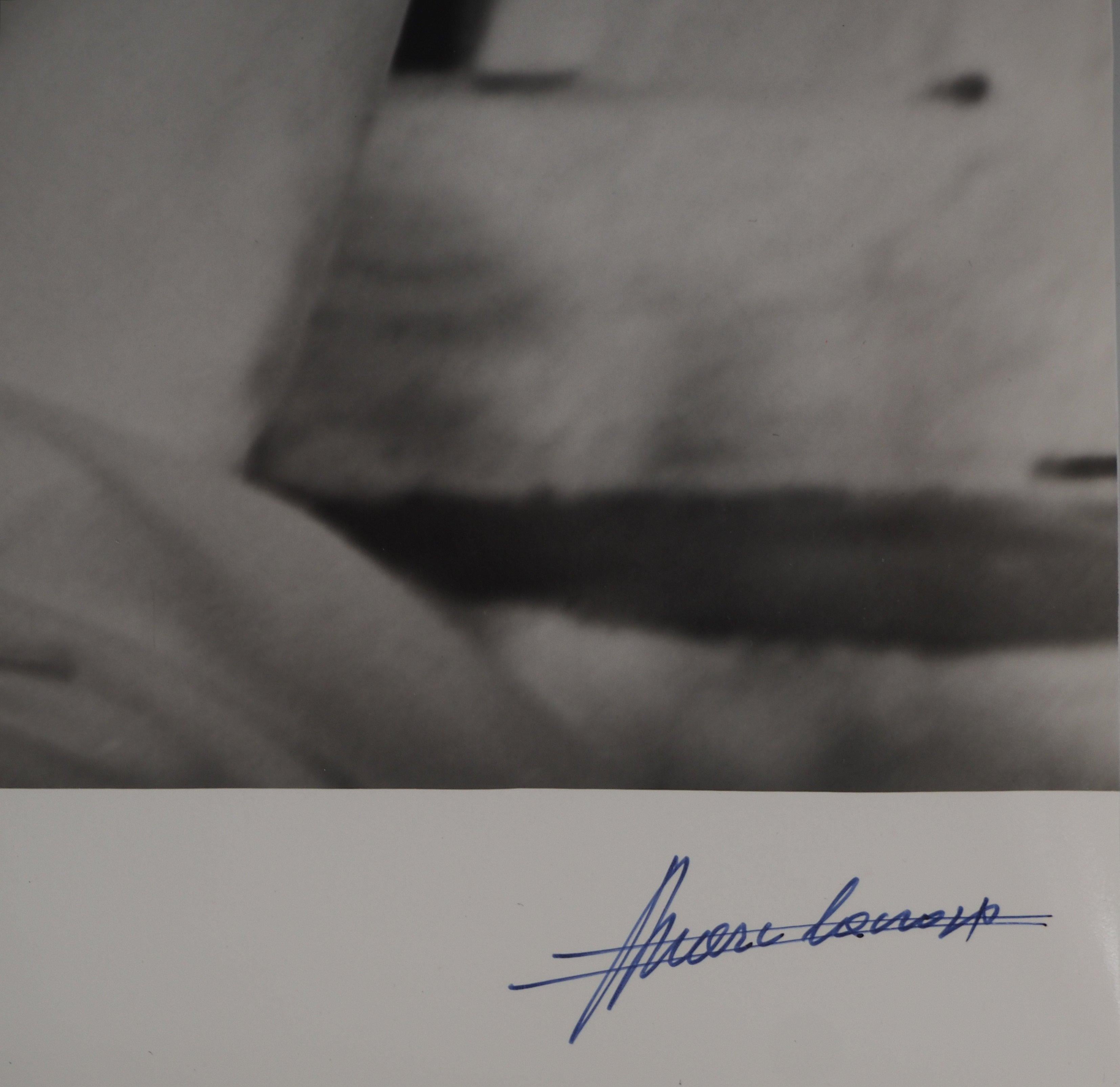 Dalí mit weißen Blumen - Original Gelatine Silber Fotografie, SIGNIERT (Surrealismus), Photograph, von Marc Lacroix
